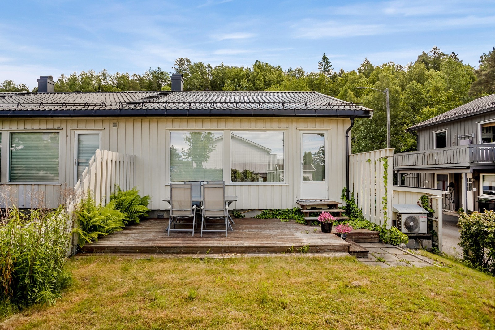 Leiligheten ligger fint til på enden av rekken og byr på en stor uteplass med gode solforhold og hyggelige uteområder. Galleribilde