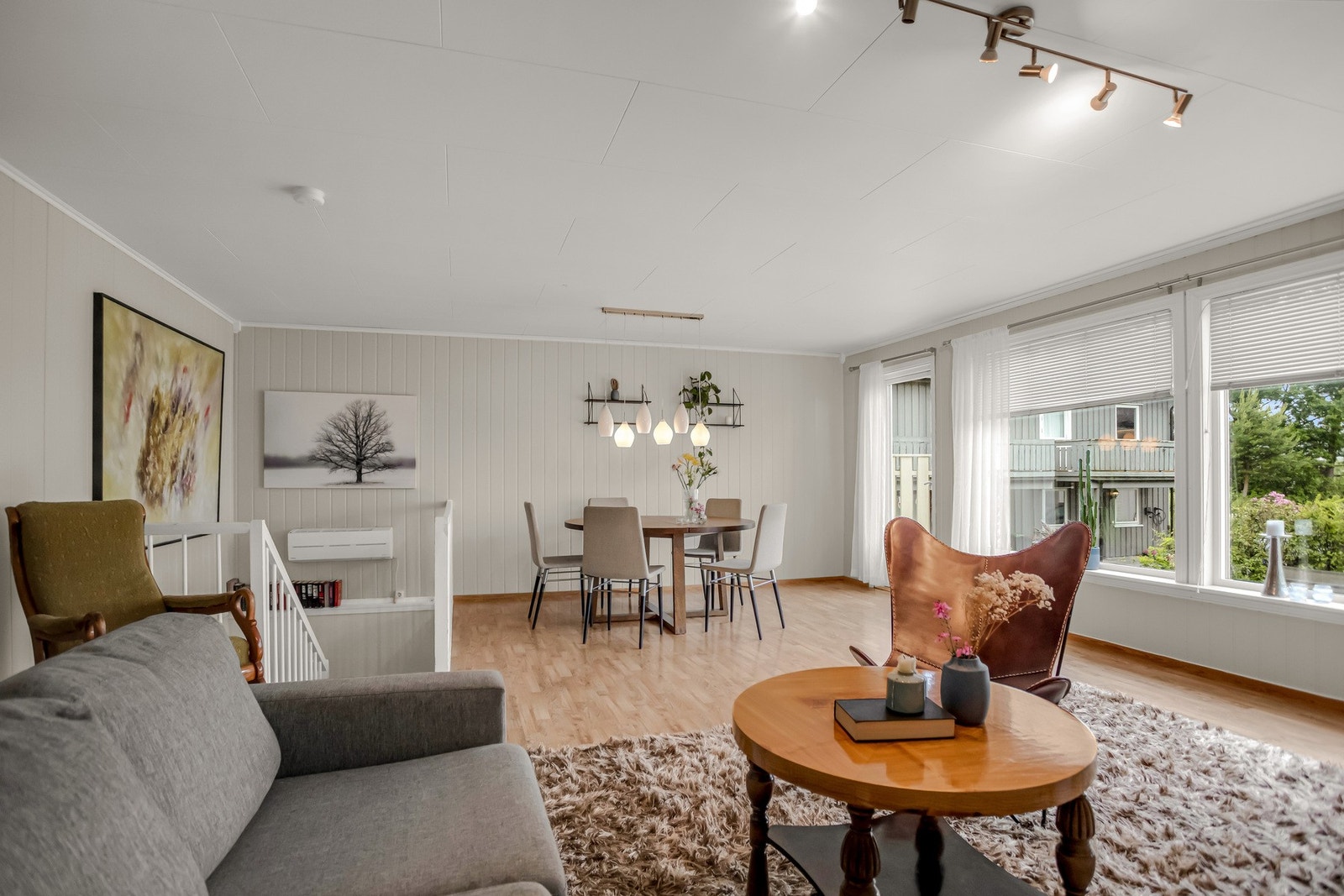 Utgangen til verandaen gjør det enkelt å kombinere inne- og uteområder, noe som øker bruksmulighetene. Galleribilde