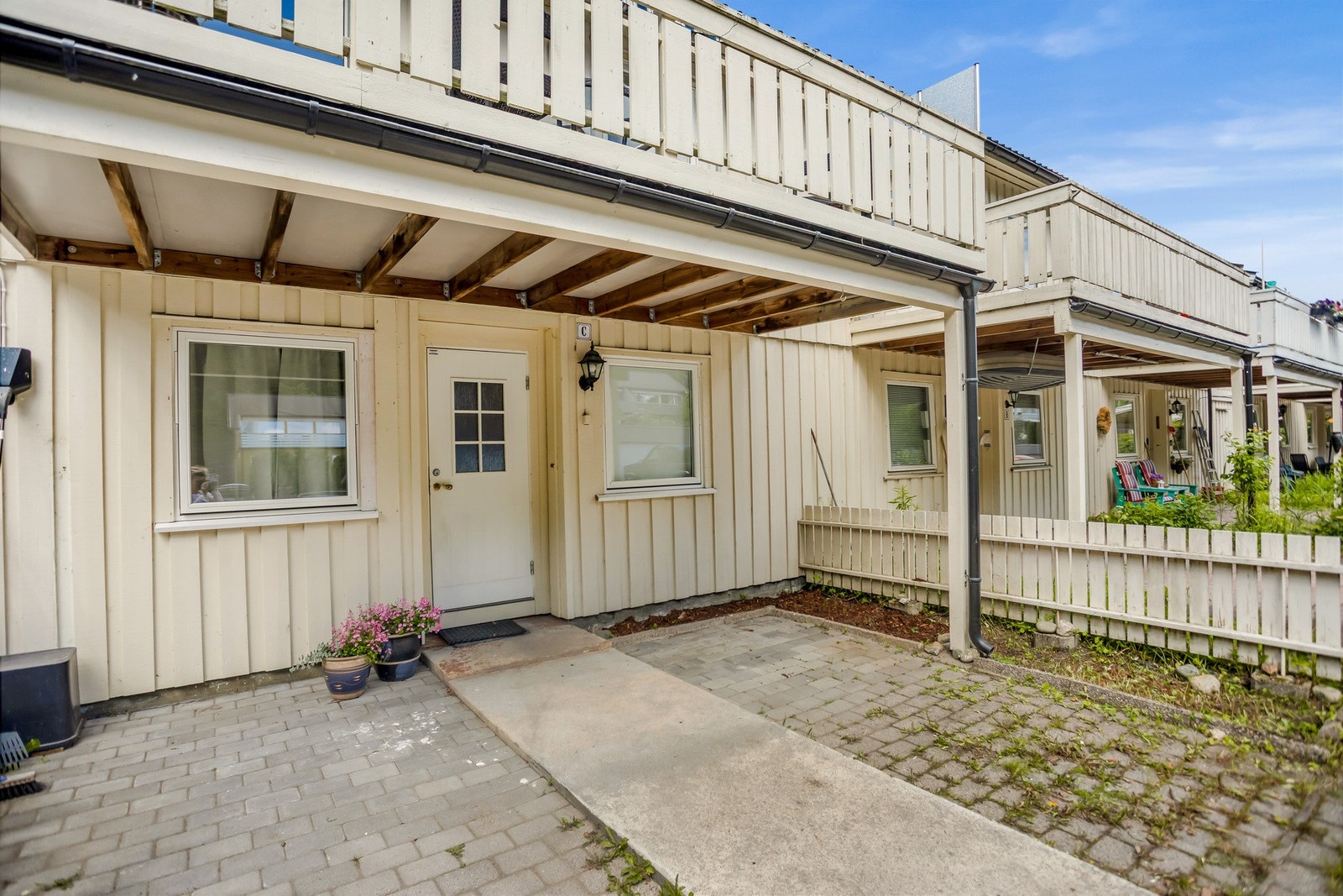 Her bor du i et familievennlig område med kort vei til barnehager, skoler, dagligvarebutikker, Kragerøhallen og flotte turområder som Kalstadtjenna og Studsdalen. Galleribilde