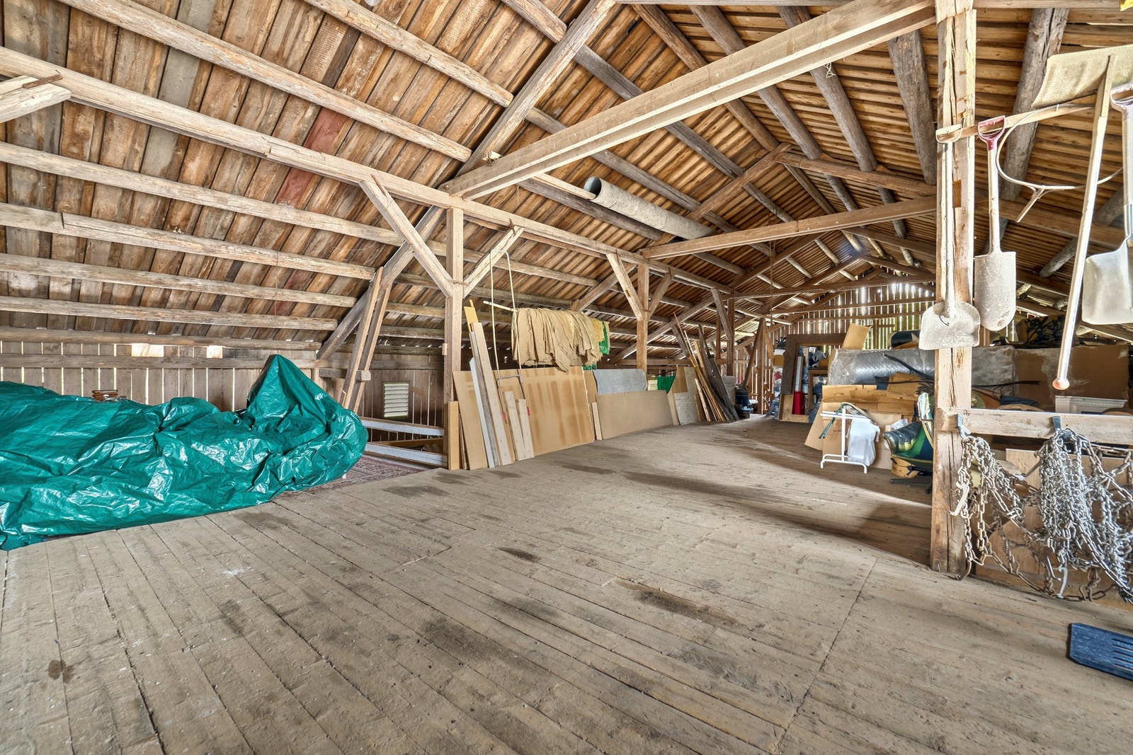 Mye lagerplass i låven Galleribilde