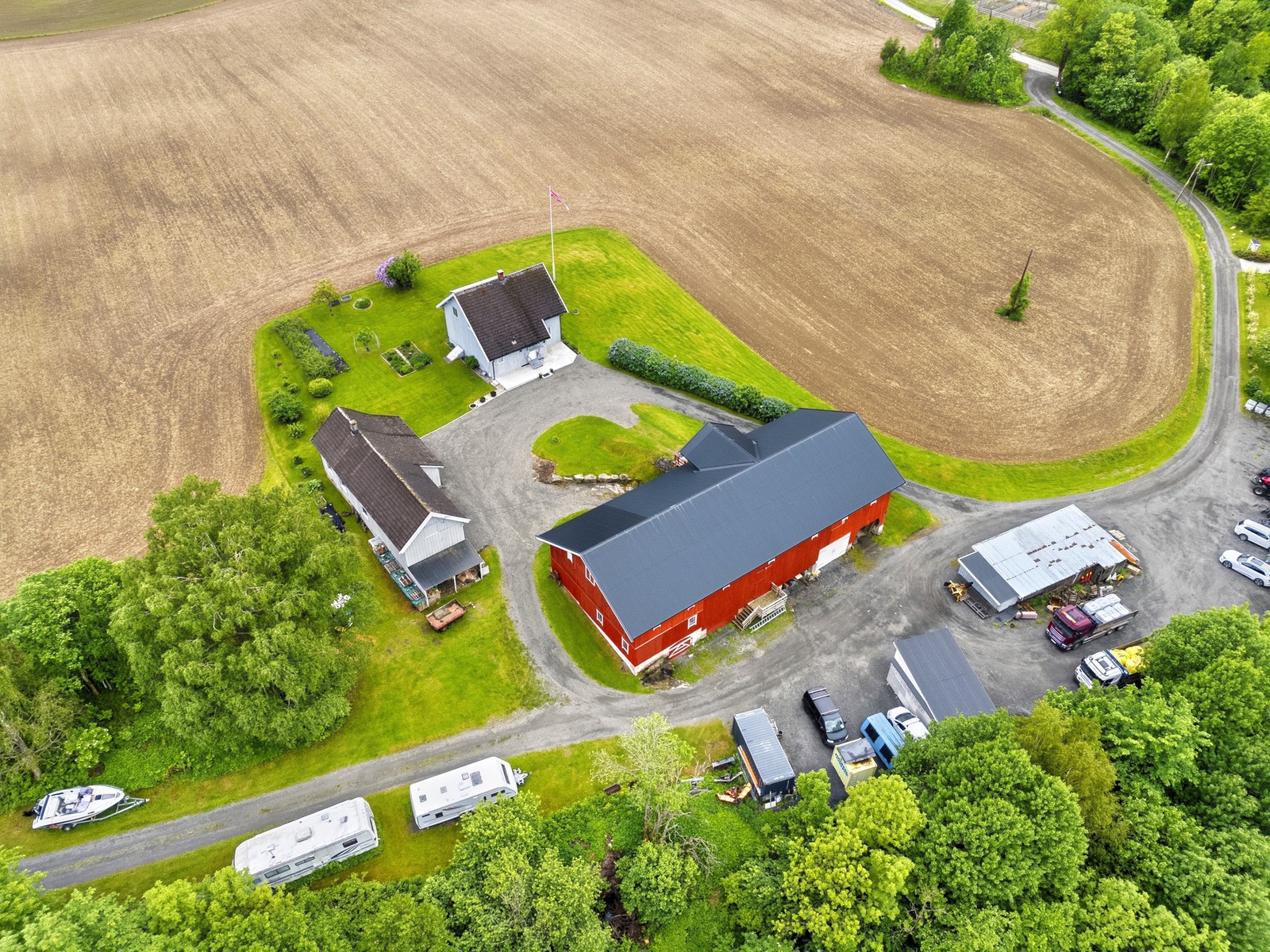 Areal "bak" låven leies av entreprenør. Galleribilde