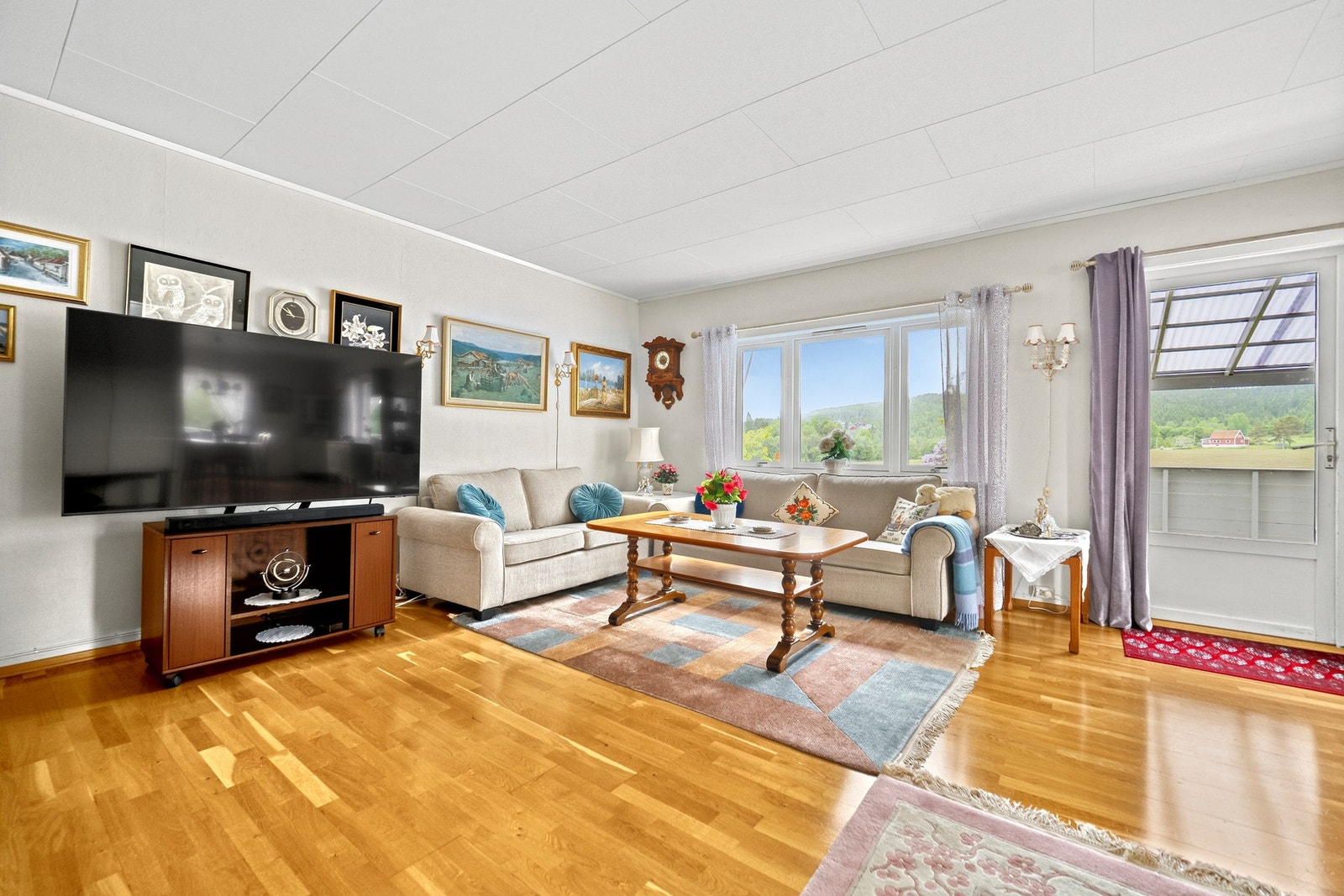 Bra med lys og utgang til veranda Galleribilde