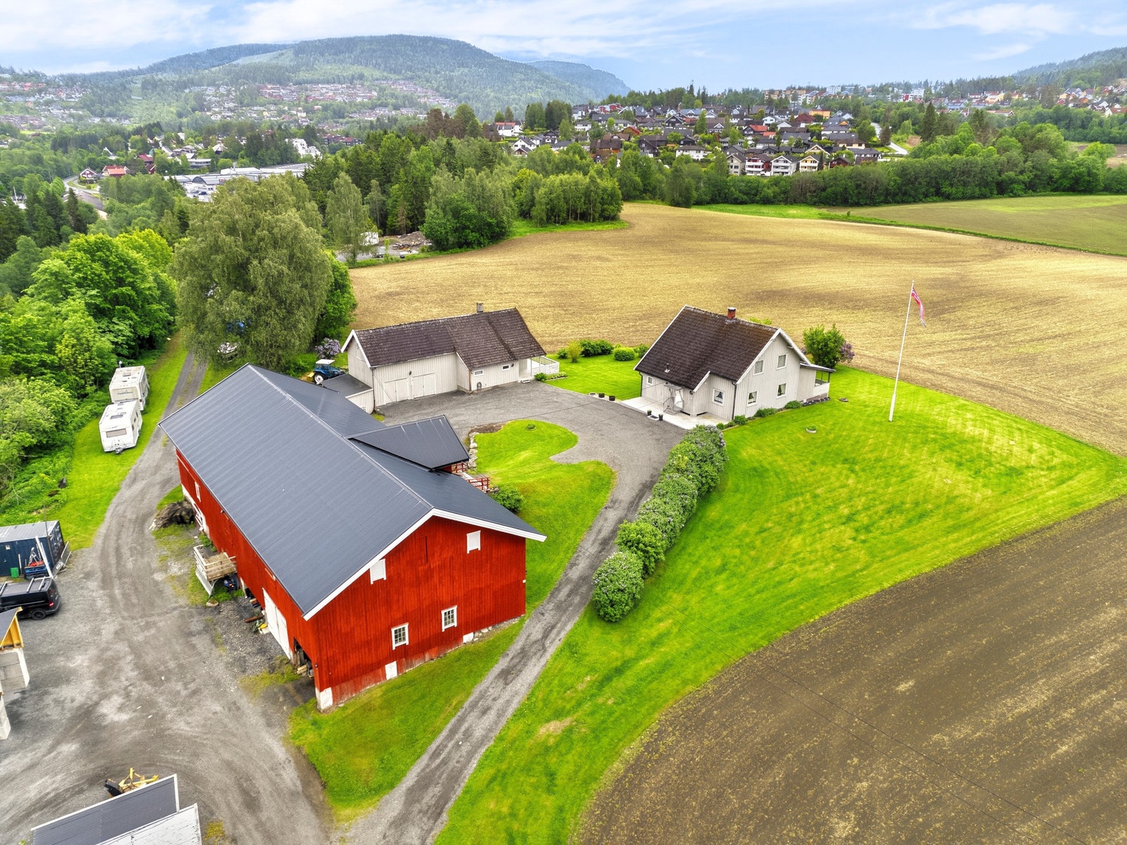 Taket på låven ble byttet i år 2022 Galleribilde