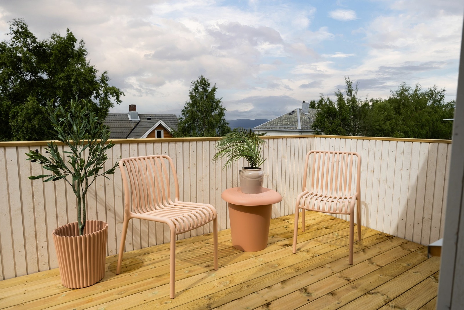 Fra stuen er utgang til veranda på 8m². Her har man sol sommers tid fra tidlig formiddag, til solen går ned over Fosenfjellene sen kveld. Galleribilde