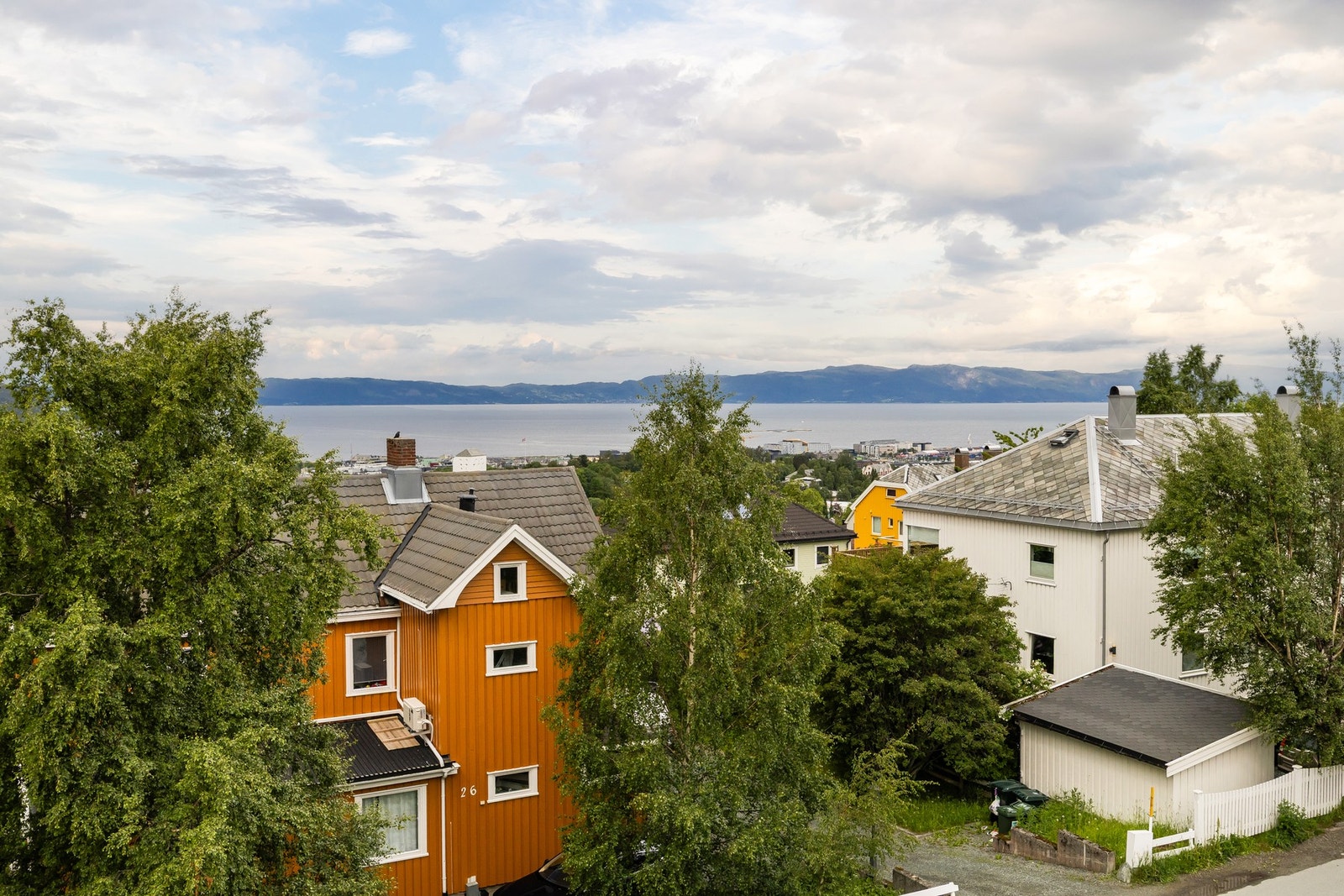 Fin fjordutsikt fra leilighet og veranda. Galleribilde