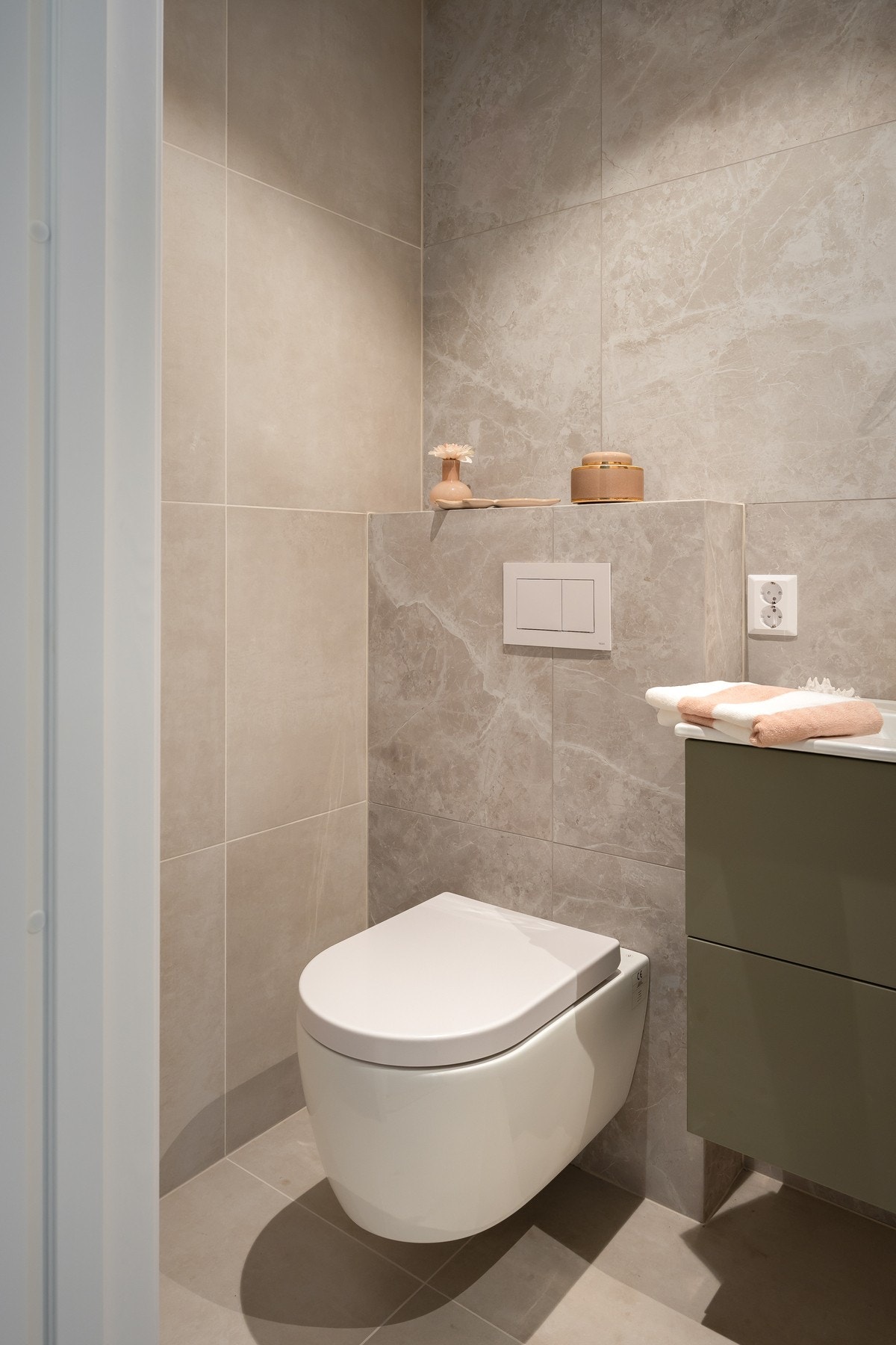 Smakfullt bad på 2,8m² i 2.etasje. Badet har store 60x60 fliser på gulv og vegger. Galleribilde