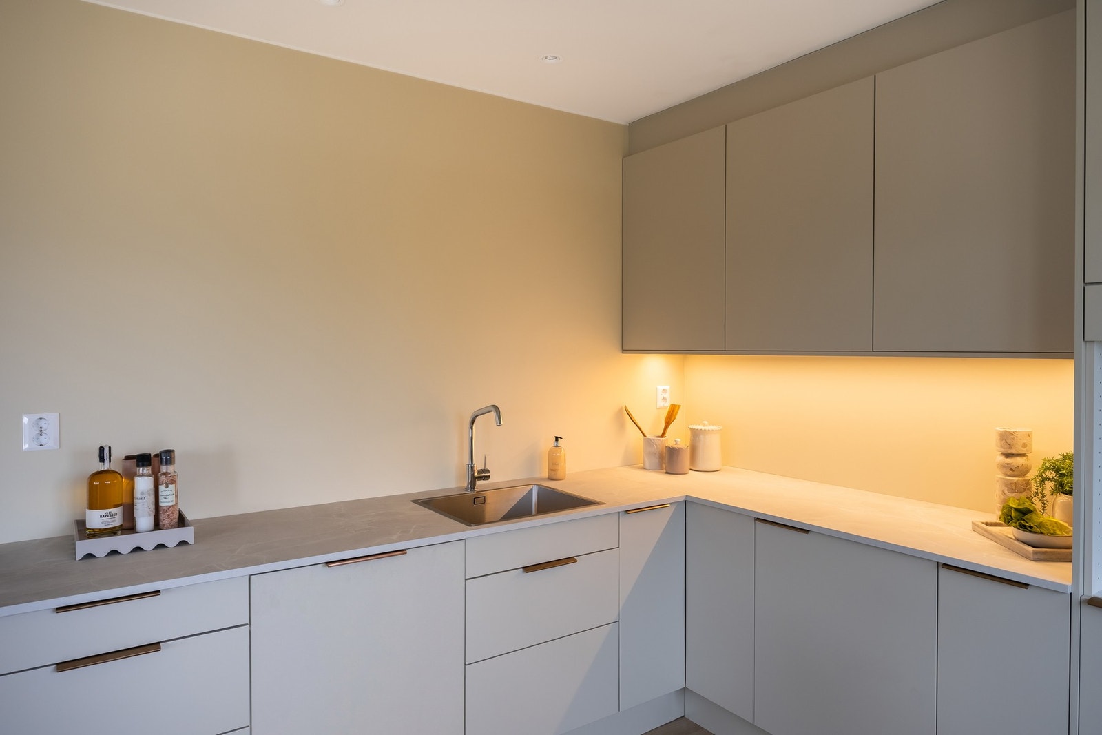 Innredningen har integrert oppvaskmaskin, stekeovn, platetopp med nedfelt ventilator, kjøleskap med fryser, alt fra Siemens. Galleribilde