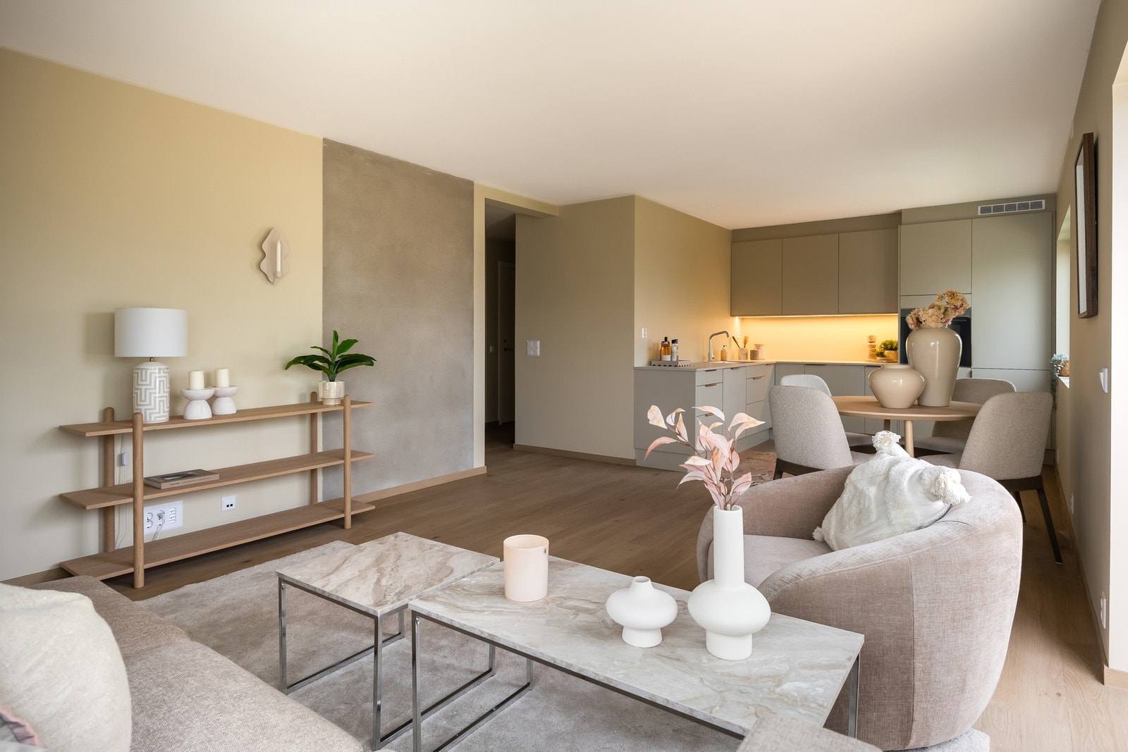 Stue og kjøkken i åpen løsning på 27,5m². Galleribilde