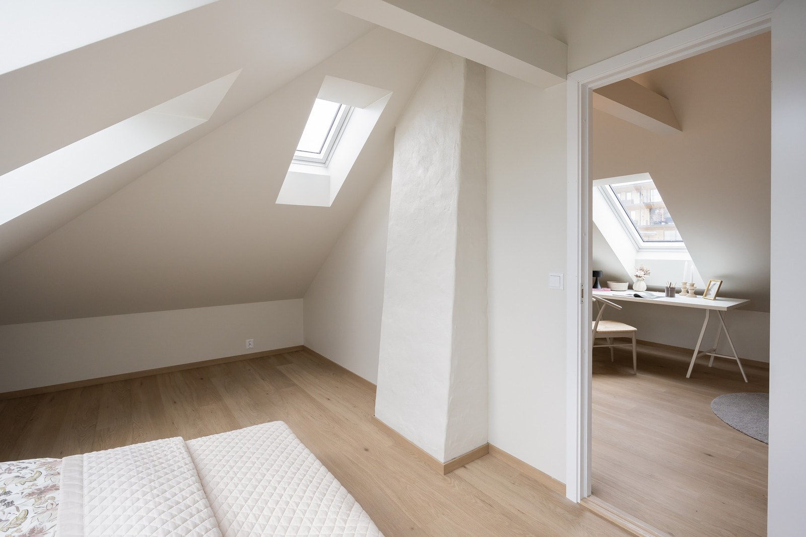 Taket er etterisolert med 200 mm på innsiden, samt dampsperre Galleribilde