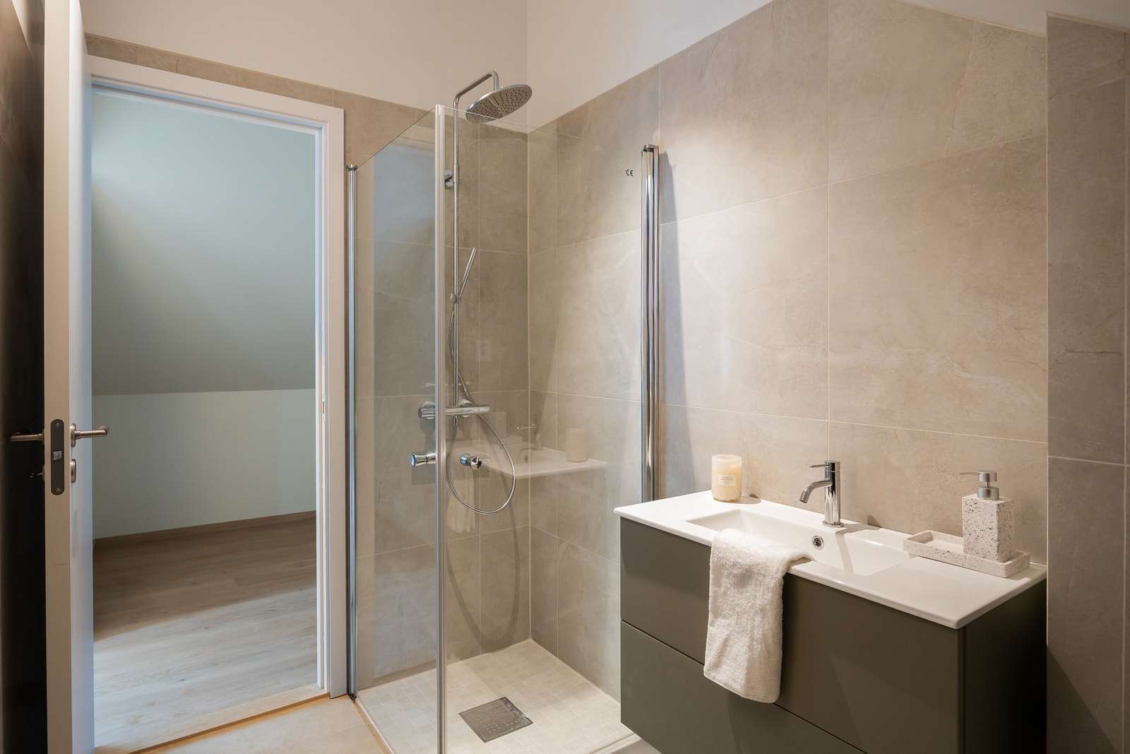 Badet på loft er på 3,9m² og er i samme utførelse som badet i 2.etasje. Badet har store 60x60 fliser på gulv og vegger. Galleribilde