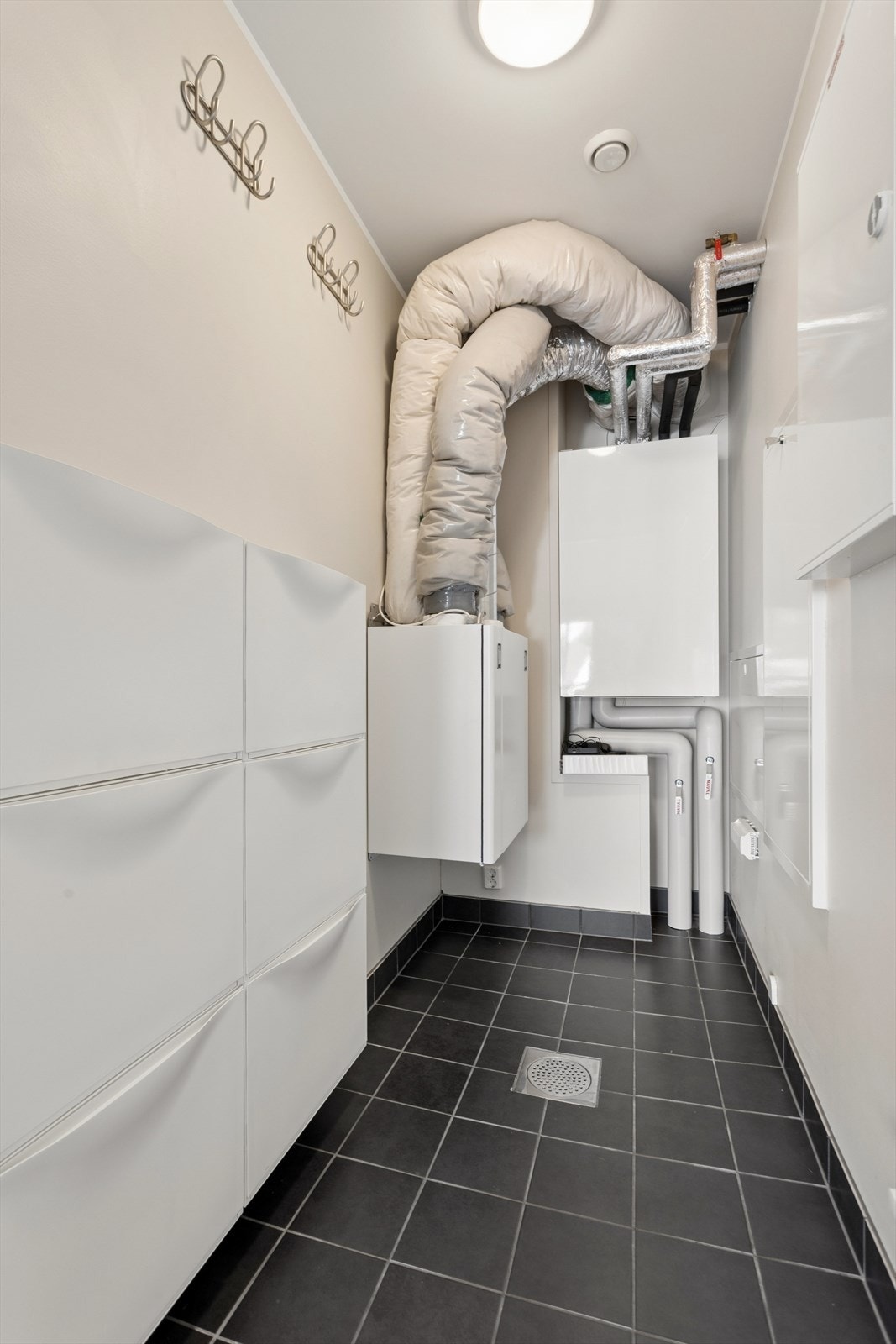 Praktisk bod og teknisk rom med ventilasjonsanlegg, som gir gode oppbevaringsmuligheter. Galleribilde