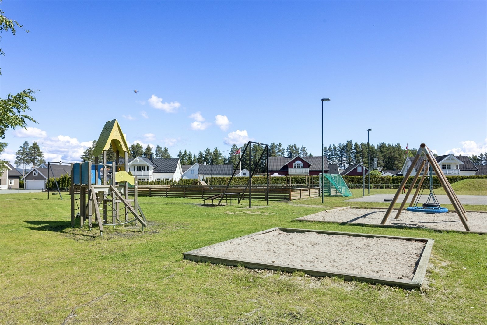 Felles lekeplass i området gir gode muligheter for lek og aktivitet i trygge omgivelser, spesielt attraktivt for barnefamilier. Galleribilde