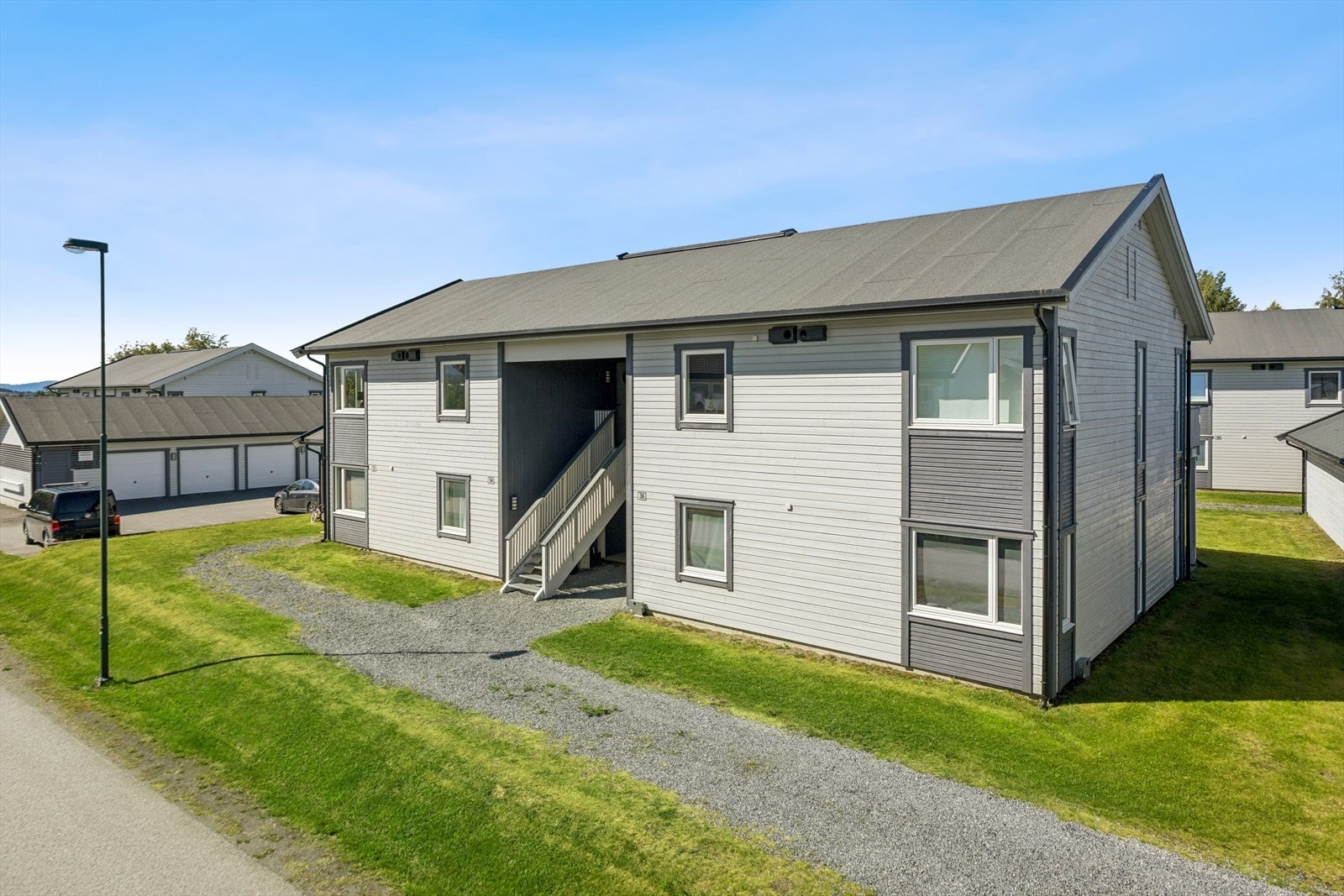 Eiendommen ligger i et etablert og barnevennlig boligområde med gode solforhold og kort vei til sentrum, skoler og daglige servicetilbud. Leiligheten ligger i byggets andre etasje og har en praktisk og lettstelt adkomst. Galleribilde