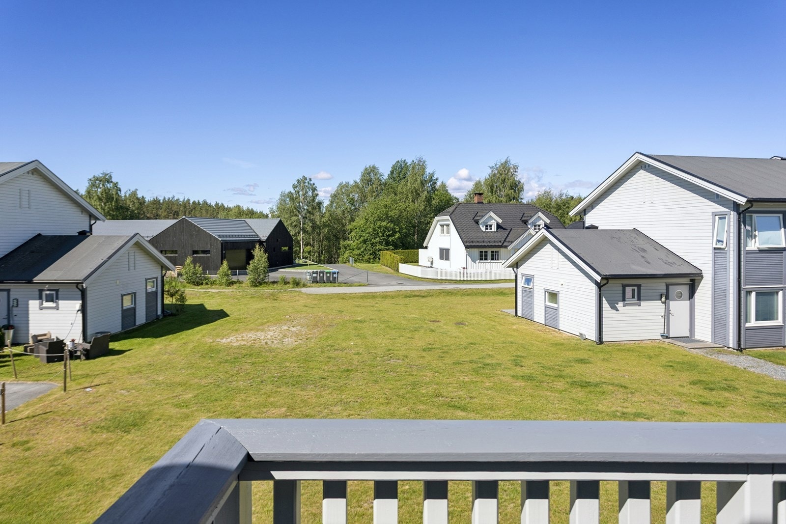 Fra balkongen er det utsyn mot rolige omgivelser og nærliggende grøntområder. Galleribilde