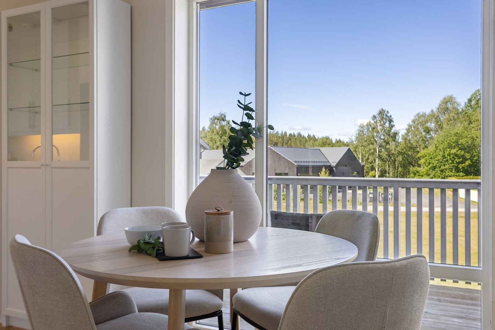 Store vindusflater sørger for godt med naturlig lys og en behagelig atmosfære. Galleribilde