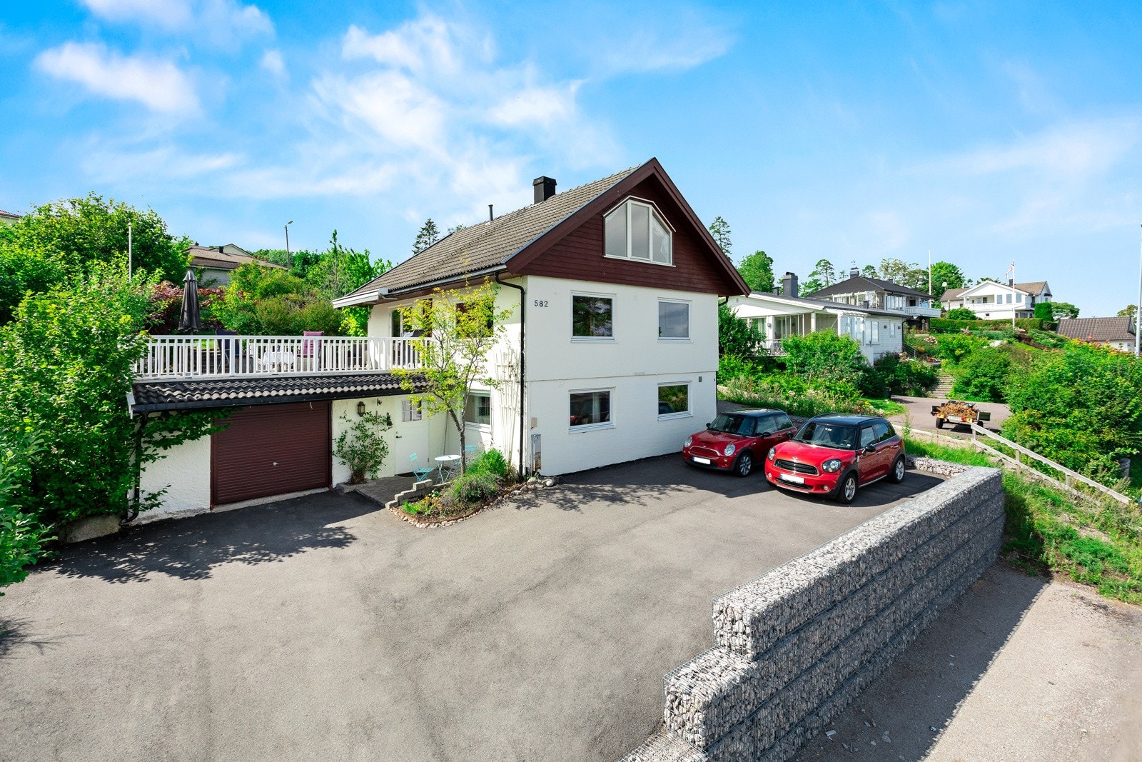 Utvidet og påkostet gårdsplass og støttemur - Godt med parkeringsplasser i gårdsplassen Galleribilde