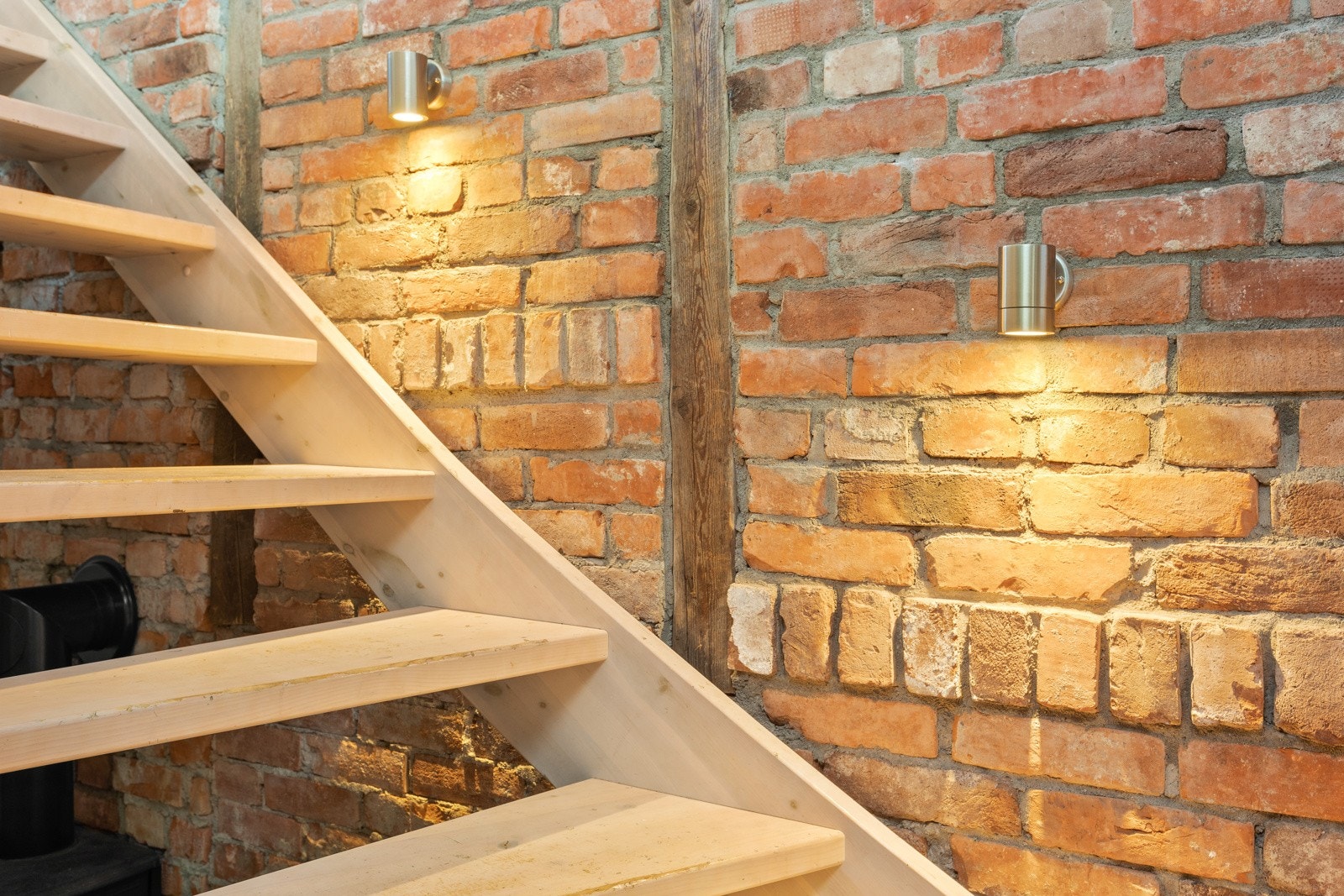 Trappen fører det opp til øverste etasje - Herlig rustikk teglstein Galleribilde