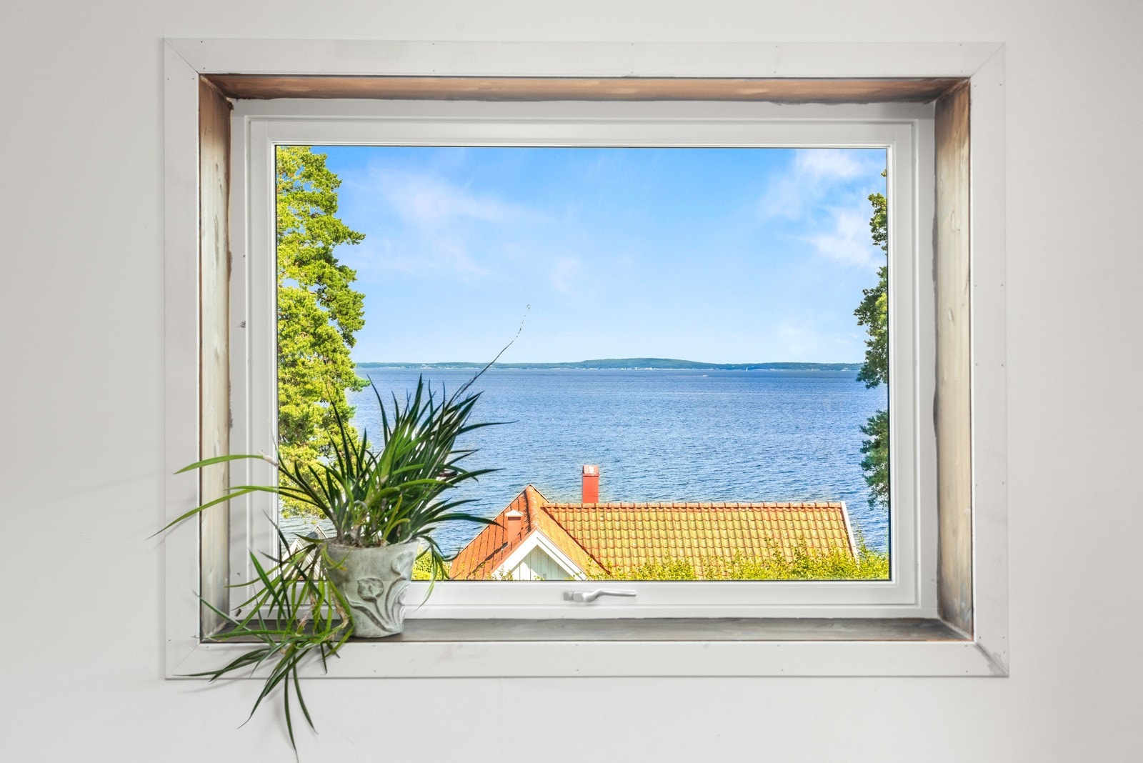 Fra stuen i 2. etg er det flott utsikt over fjorden Galleribilde