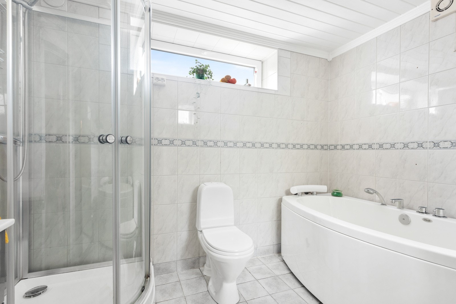 Badet har både dusjkabinett o bdekar Galleribilde