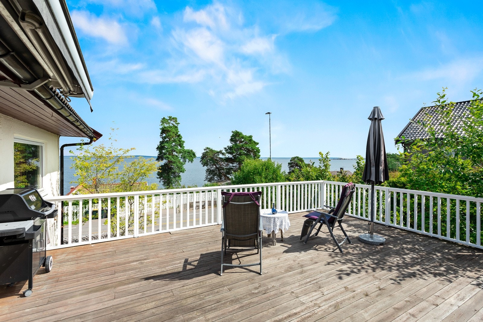Stor terrasse med sol og utsikt Galleribilde