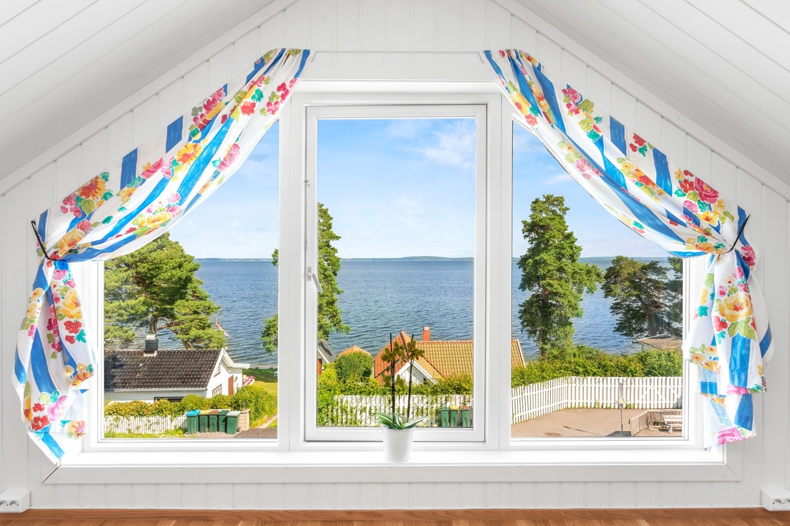 Fra soverom/stue i 2. etg er det vakker utsikt via de store vindusflatene Galleribilde