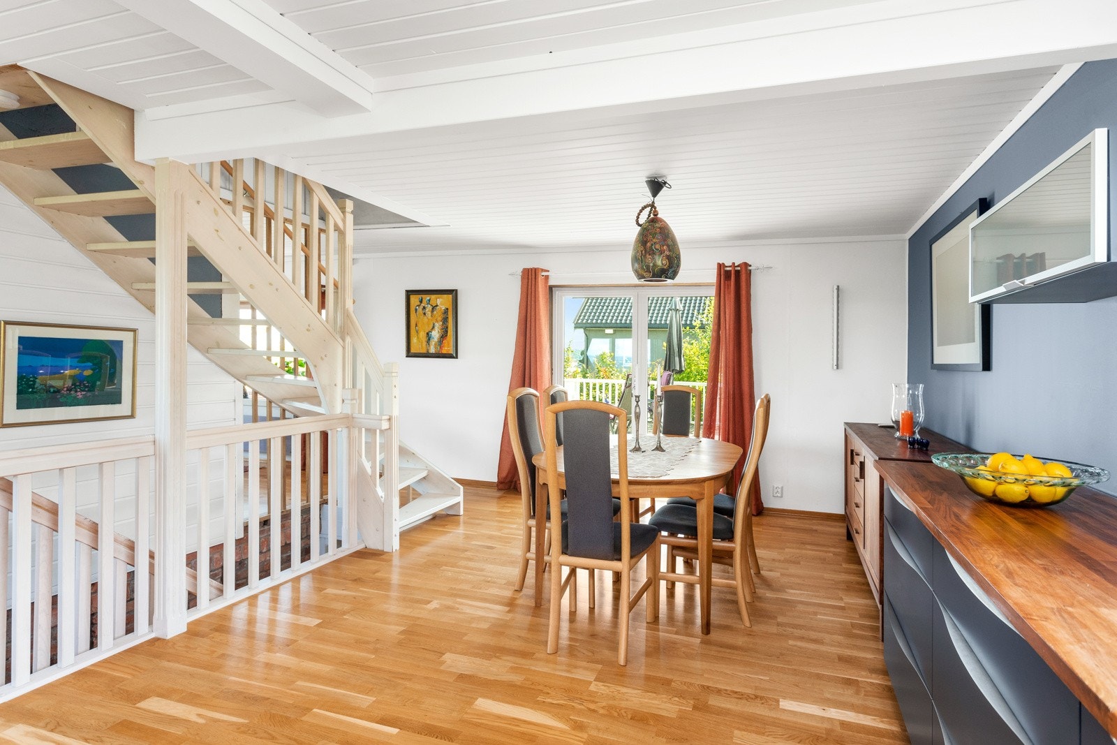 Trappen fungerer som en romdeler Galleribilde