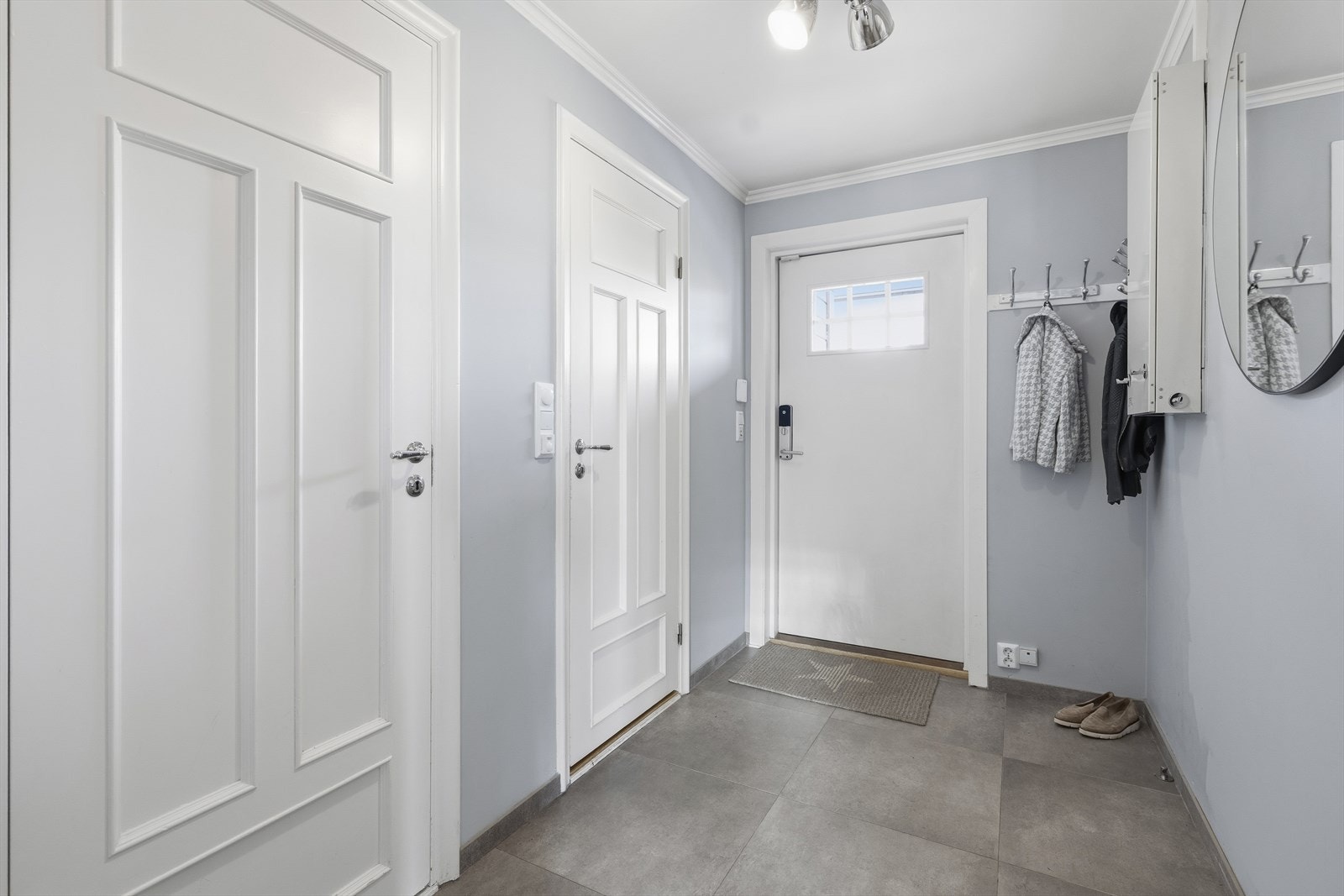 Velkommen inn! Entreen har varmekabler i gulvet og adkomst vaskerom og toalett. Galleribilde