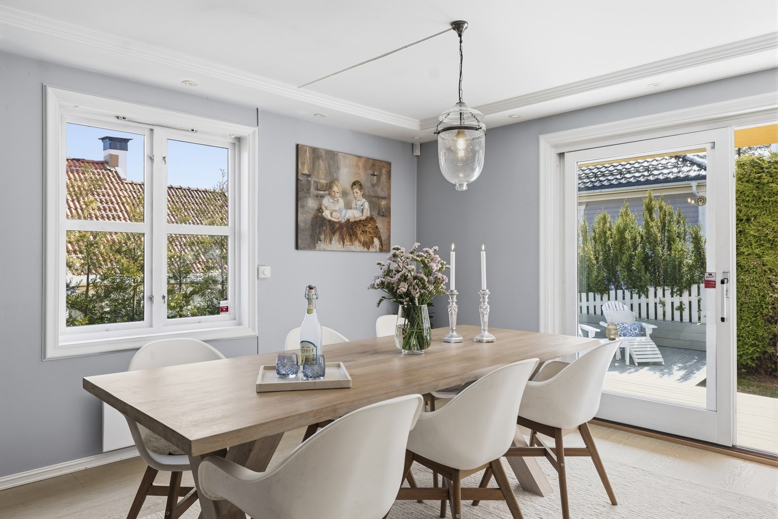 God plass til stort spisebord, her er det plass til mange. Galleribilde