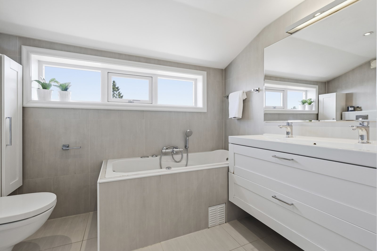 Stilrent bad med både badekar og dusj. Fra badet er det fin utsikt mot øst. Galleribilde