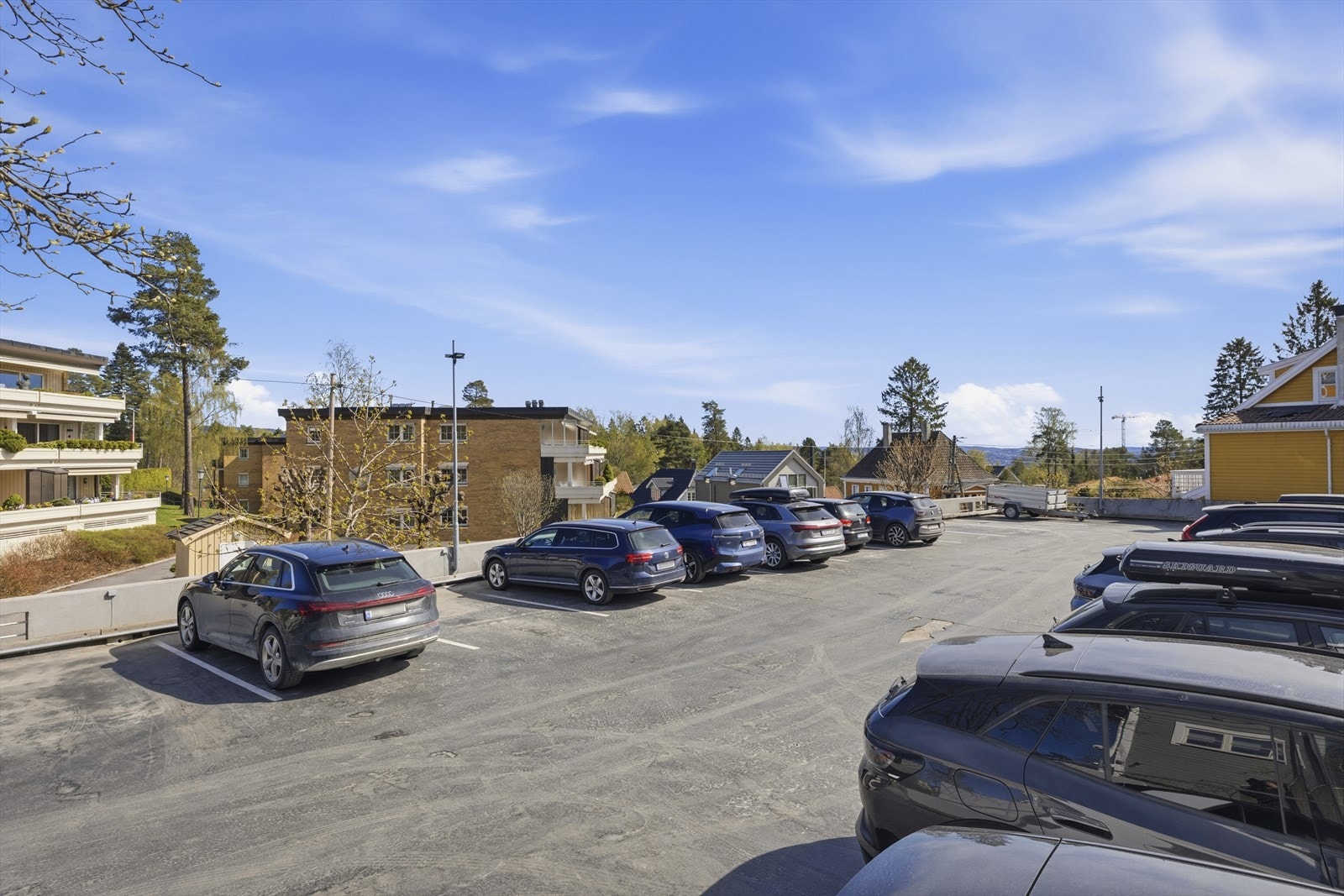 Parkeringsplasser også på taket av garasjen, både for gjester og beboere. Galleribilde