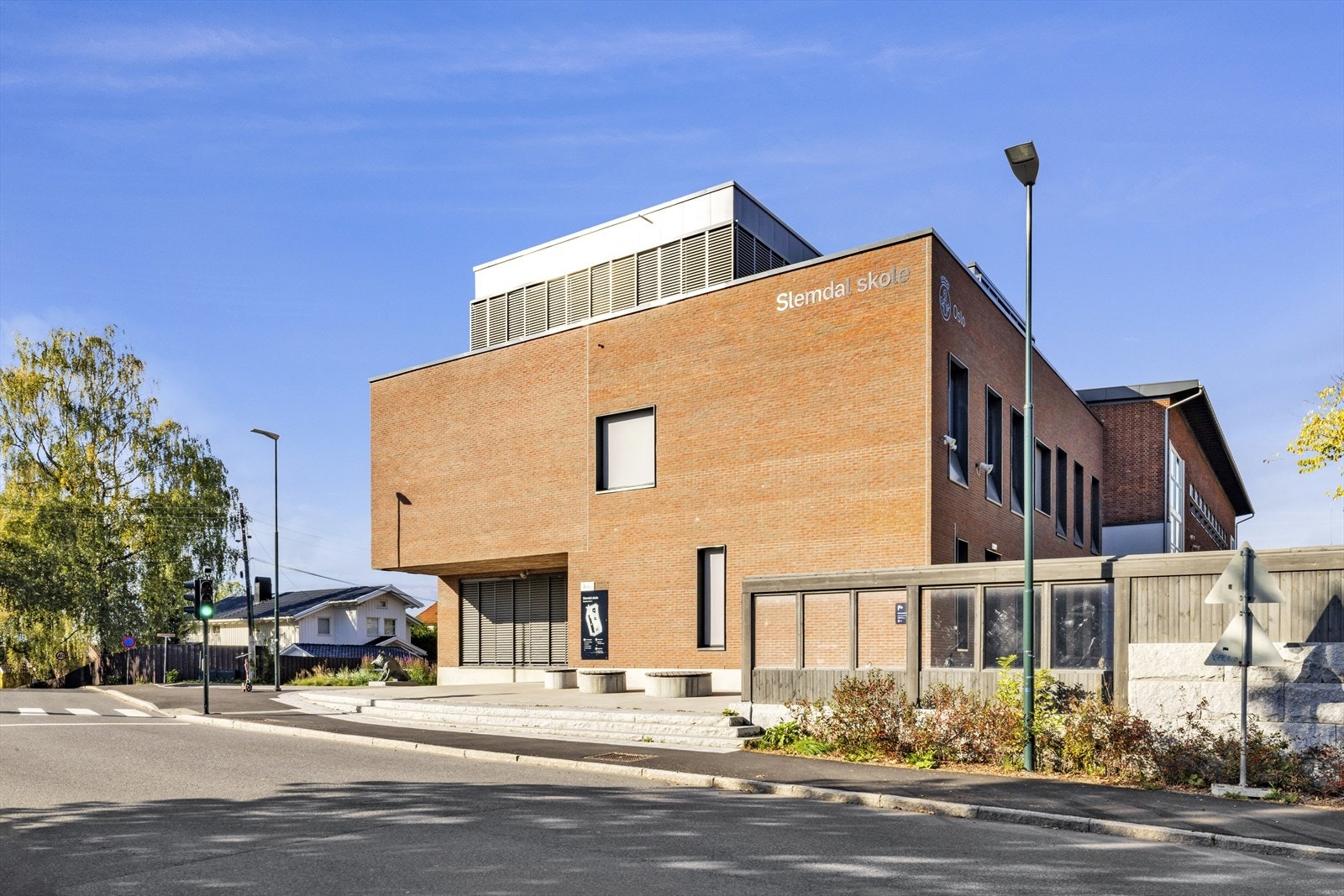 Kort vei til skoler og barnehager, herunder Slemdal (bildet) og Svendstuen barneskoler samt Midtstuen og Ris ungdomsskole Galleribilde