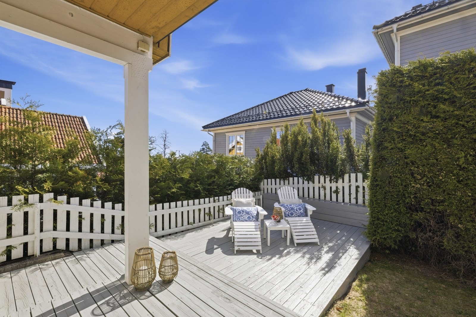 Fra stuen er det utgang til terrasse og hage med gode solforhold. Galleribilde