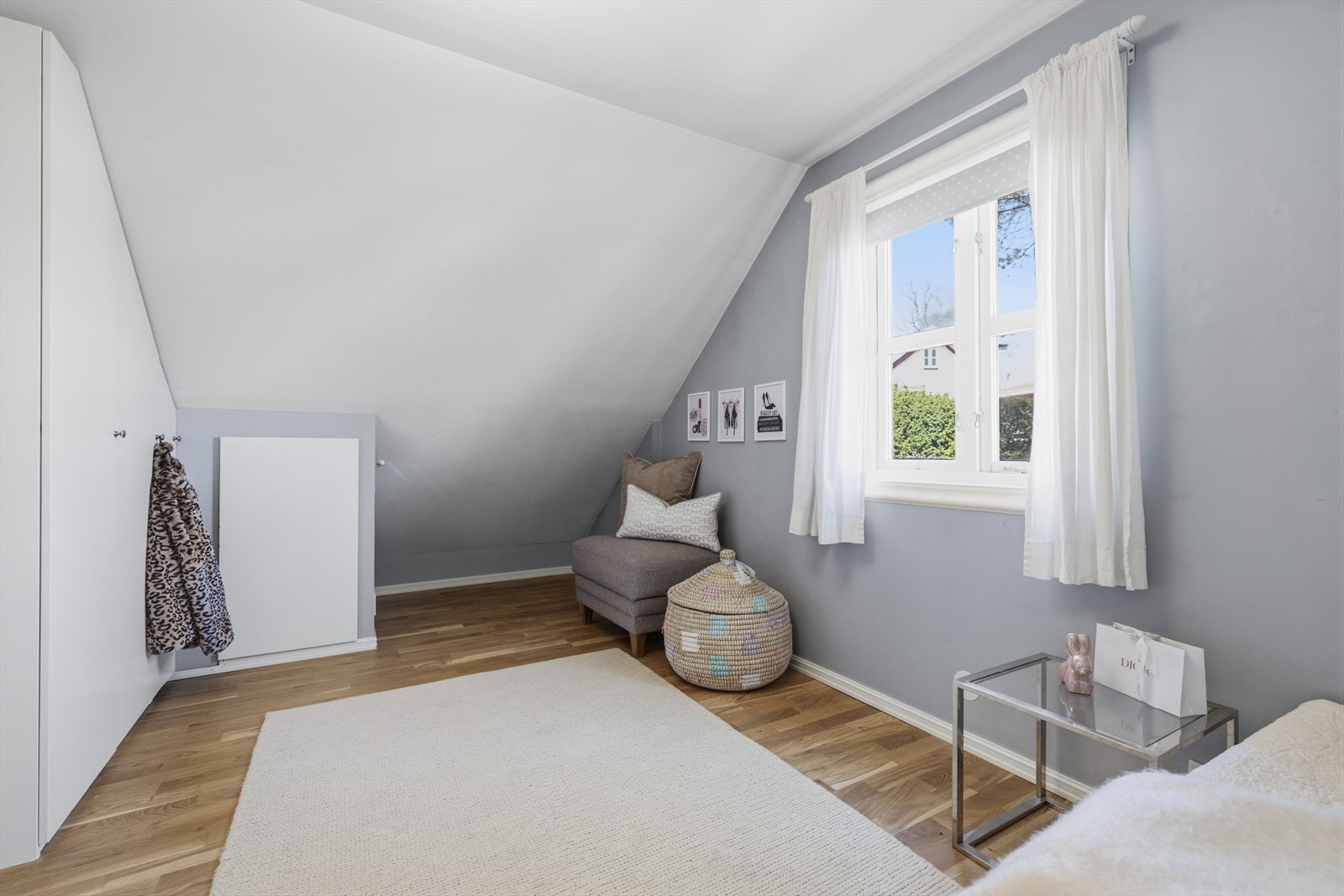 Fra soverommet er det utsyn mot det flotte furutreet på fellesområdet. Galleribilde
