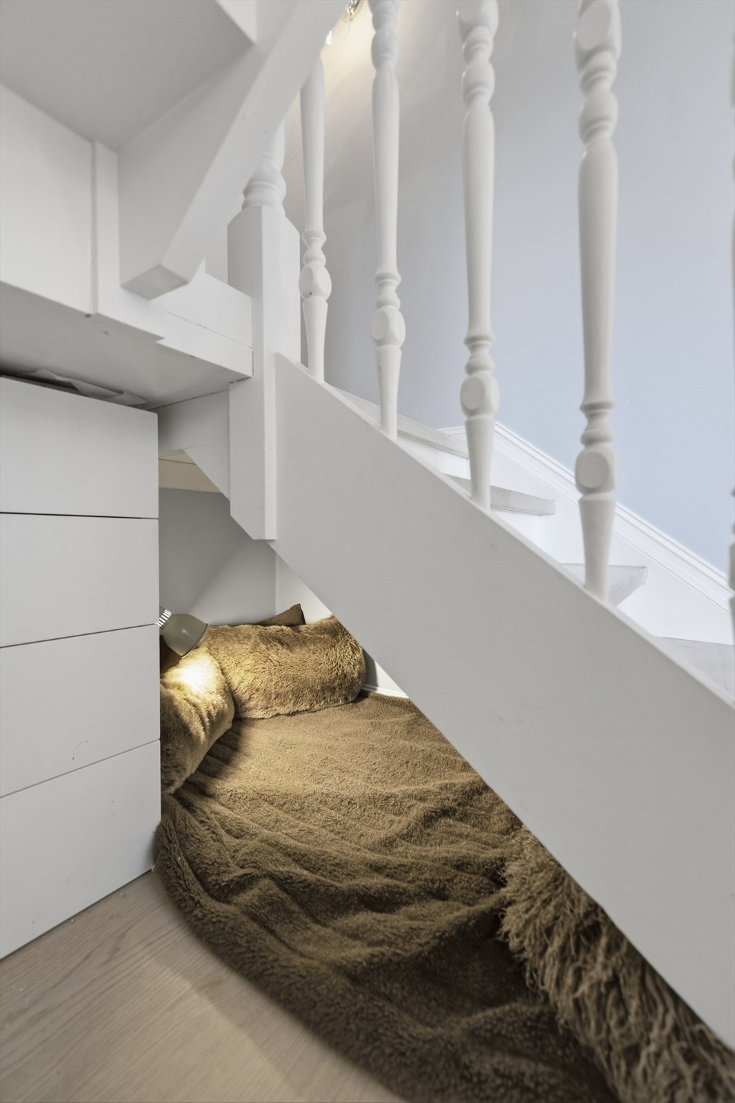 Lesekrok for de minste barna under trappen Galleribilde