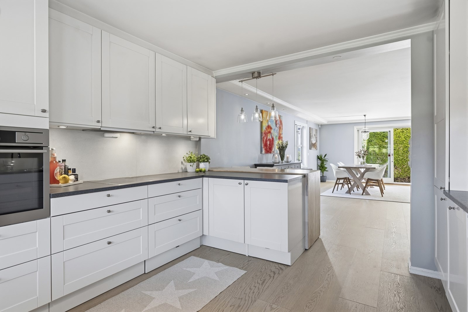 Kjøkkenet sett mot spisestuen. Integrert kjøl/frys, stekeovn og oppvaskmaskin. Galleribilde