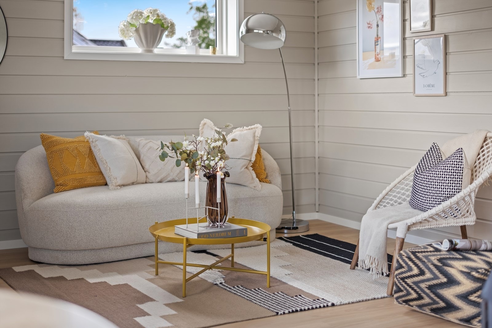 Boligen har gjennomgått flere oppgraderinger, blant annet nylig lagt nytt gulv i samtlige rom. Galleribilde