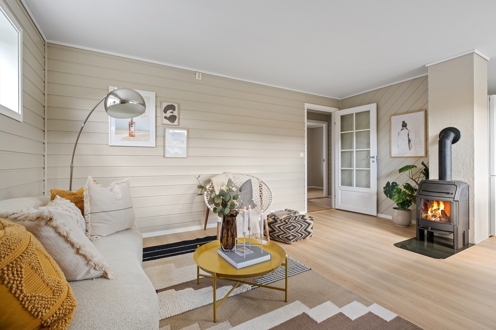 Her får du en stue med gode møbleringsmuligheter, som oppleves lys og romslig. Galleribilde