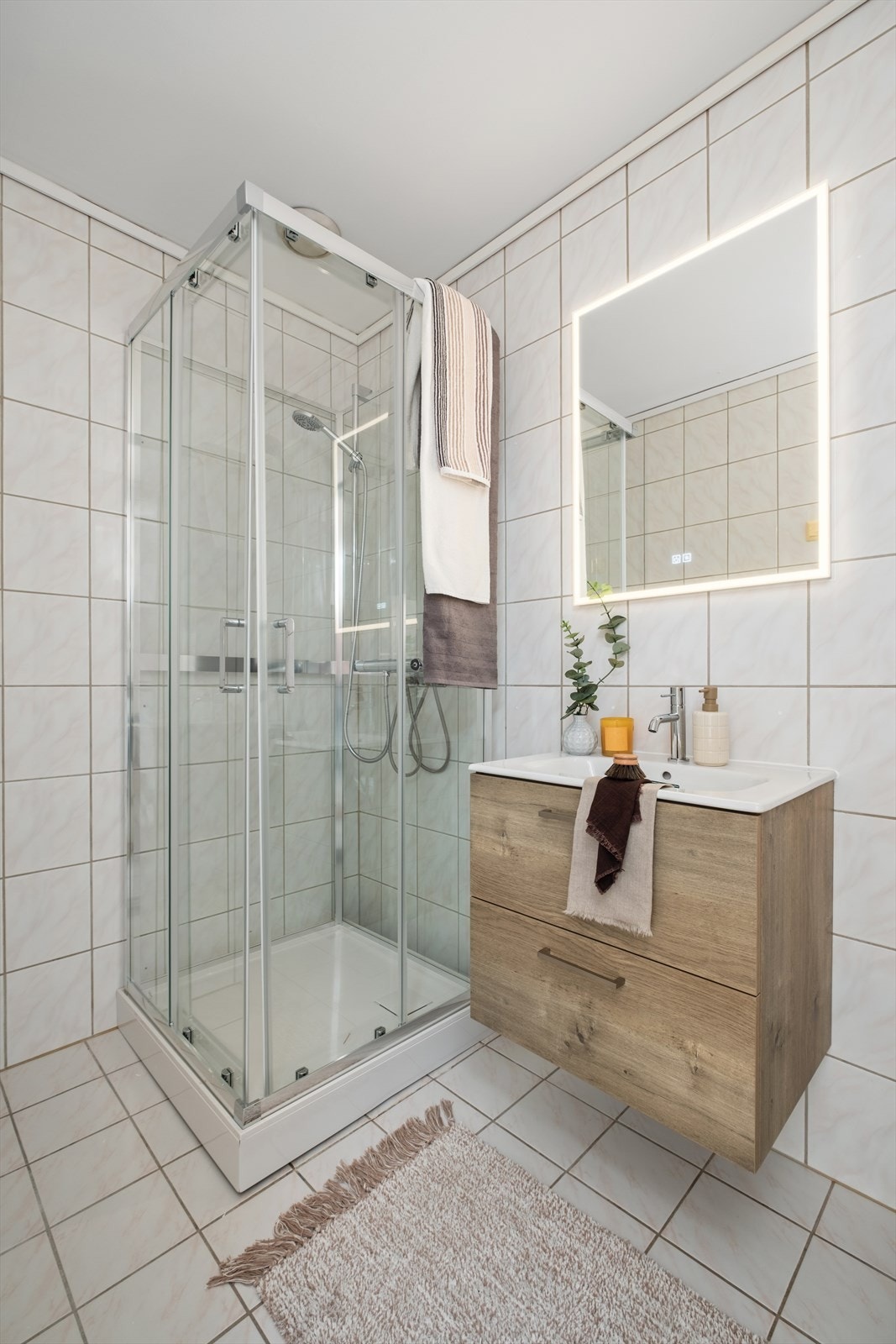 Badet er utstyrt med nytt toalett, dusjkabinett og moderne badromsinnredning. Galleribilde