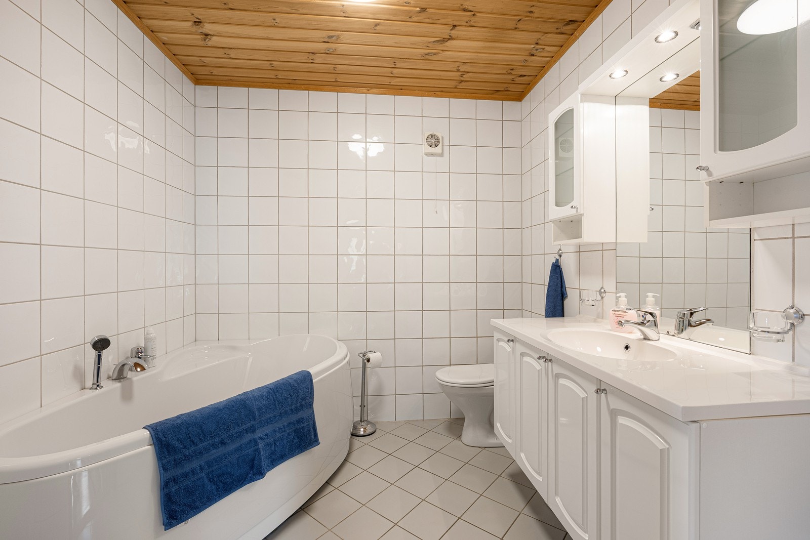 På badet er det toalett, varmekabler og et hjørnebadekar med dusjløsning. Galleribilde