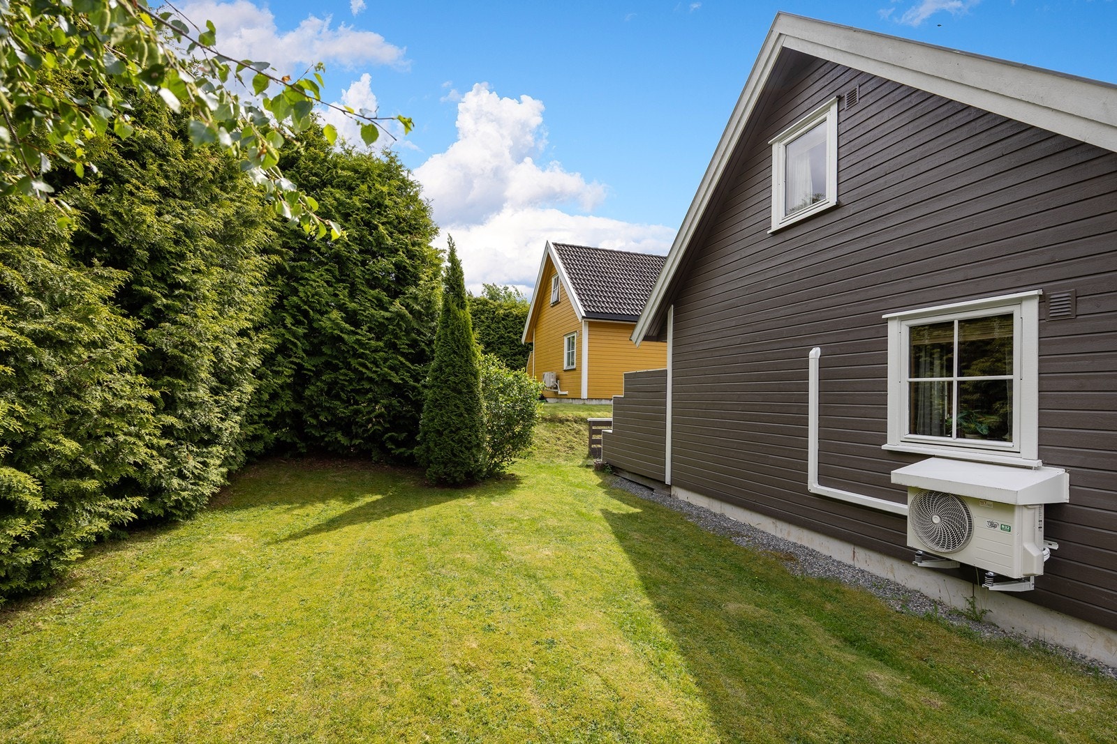Eneboligen er en del av et sameie, og disponerer en naturlig del av fellestomten. Uteområdet er opparbeidet med en høy hekk og en tilnærmet flat gressplen. Galleribilde