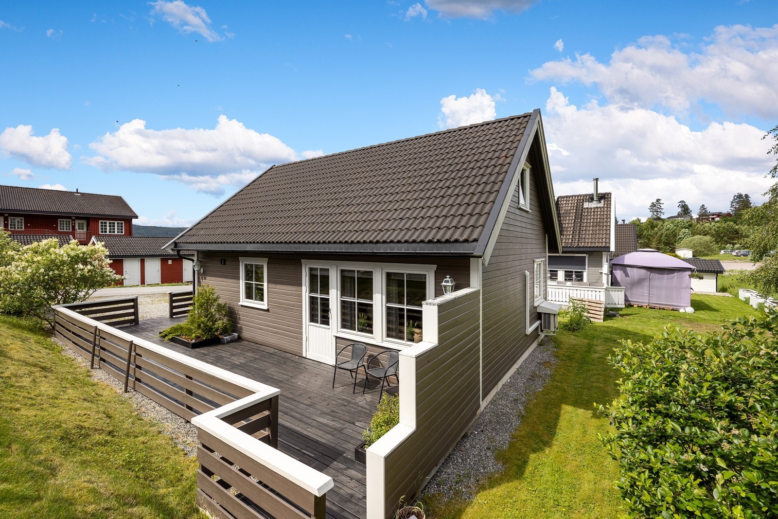 Omgivelsene er rolige og landlige, med umiddelbar nærhet til busstopp, barnehage og flotte turmuligheter i skogen. Galleribilde