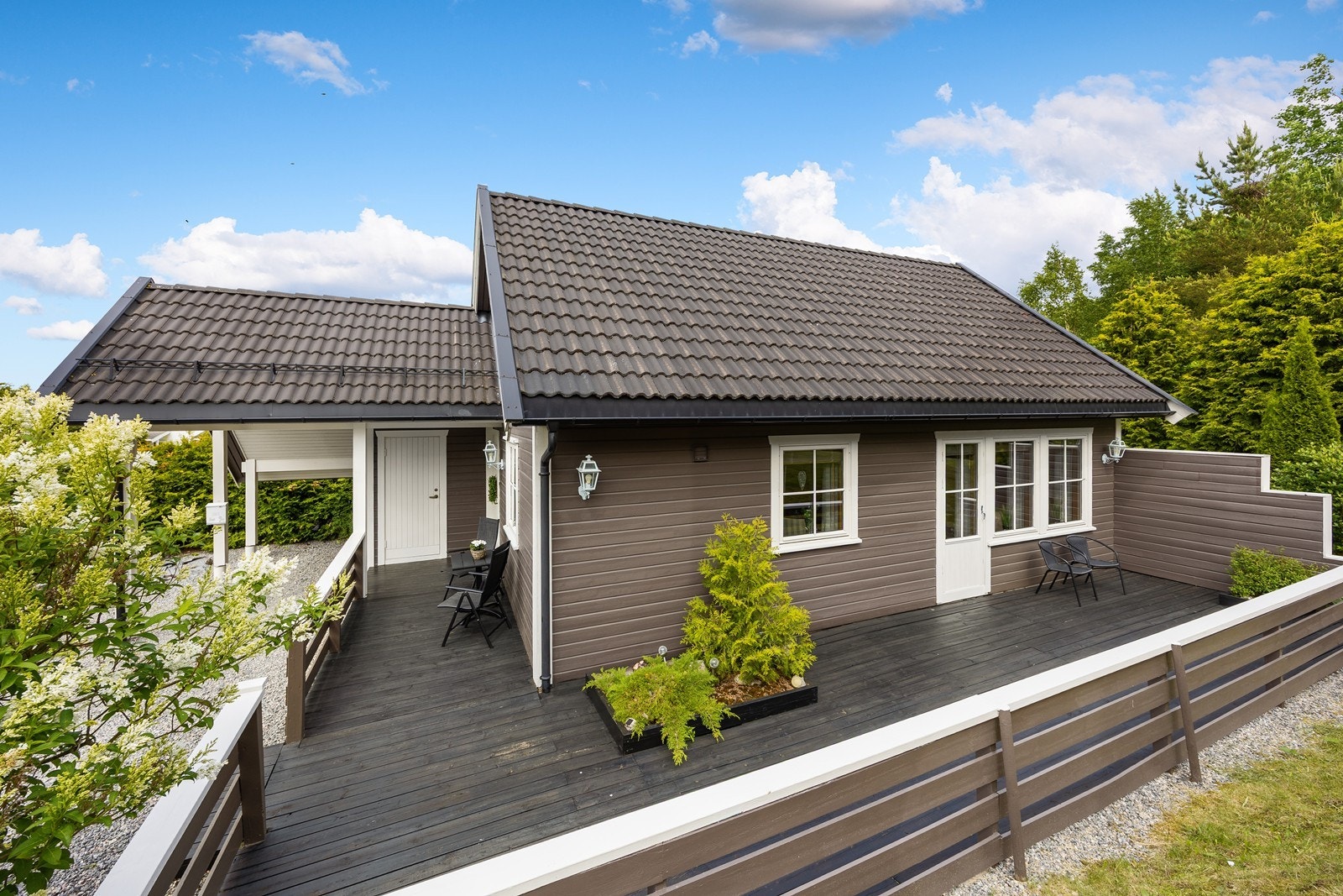 Omgivelsene er rolige og landlige, med umiddelbar nærhet til busstopp, barnehage og flotte turmuligheter i skogen. Galleribilde