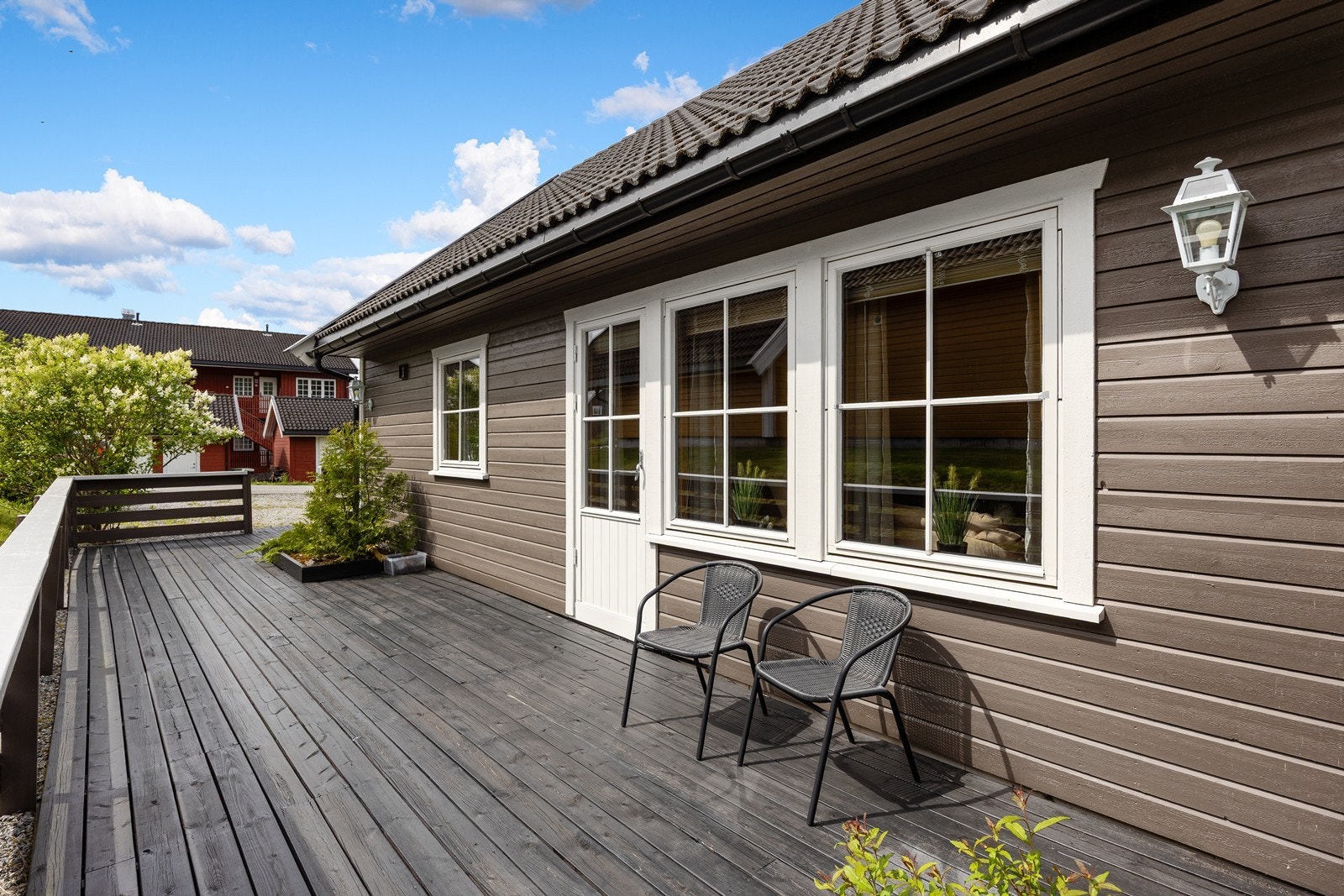 Fra stuen er det utgang til en herlig hjørneterrasse som strekker seg til inngangspartiet. Galleribilde