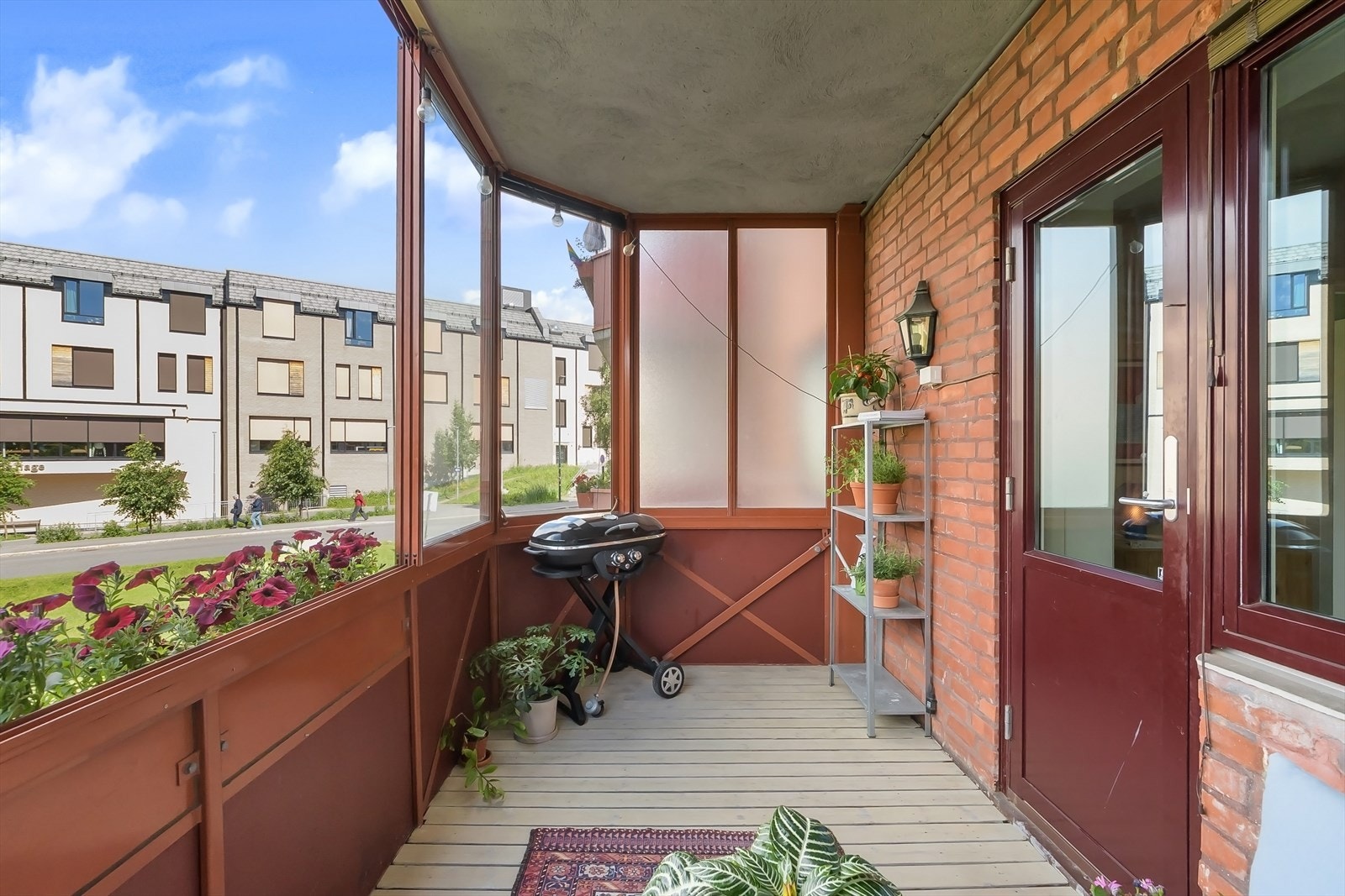 Herfra har du utgang til en solrik, innglasset sydvestvendt balkong på ca. 8 m². Galleribilde