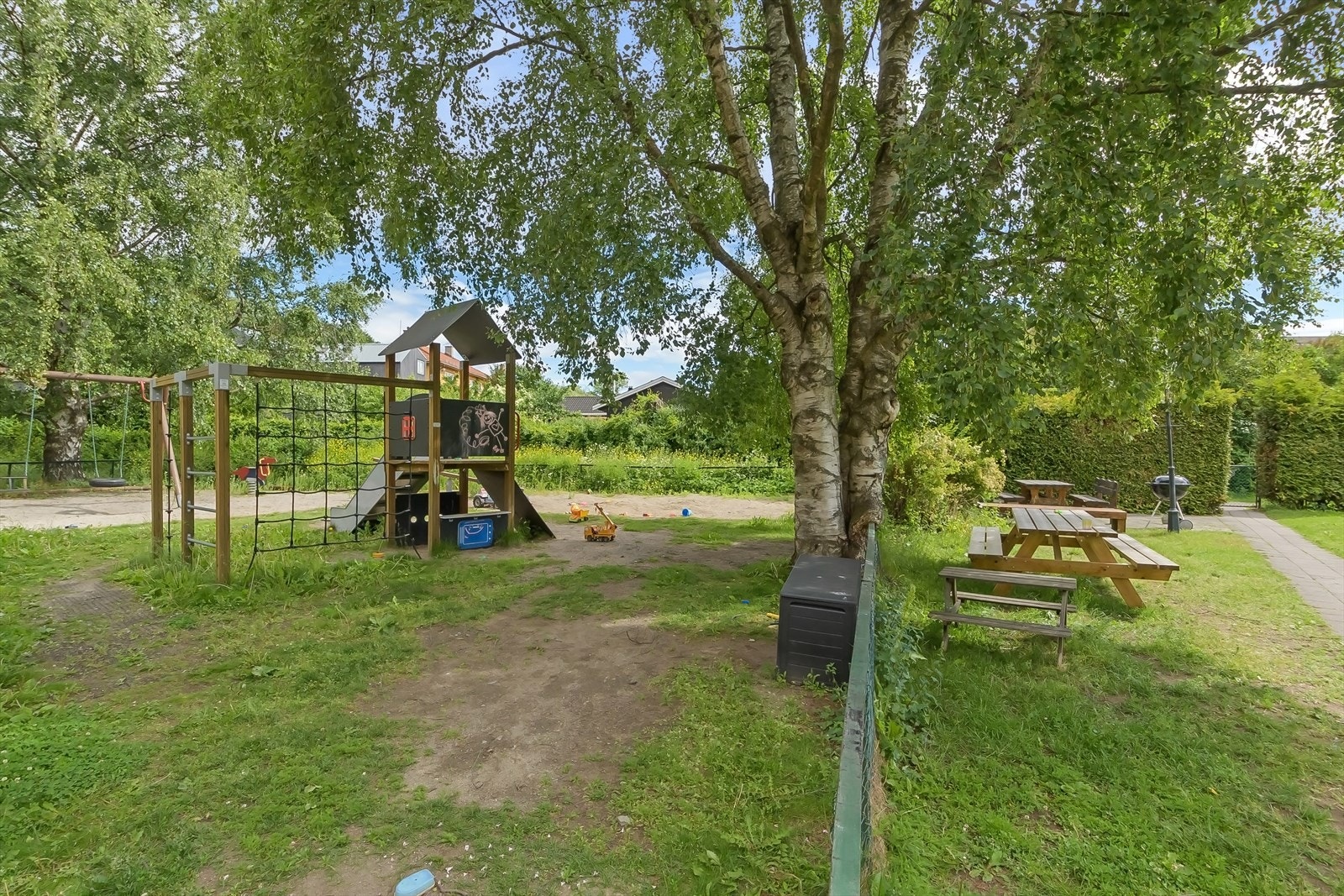Perfekt beliggenhet med nærhet til nyåpnede Tøyenbadet, idylliske Tøyenparken, Kampen, Hasle Torg og mer. Avbildet, aksjelagets private lekeplass. Galleribilde