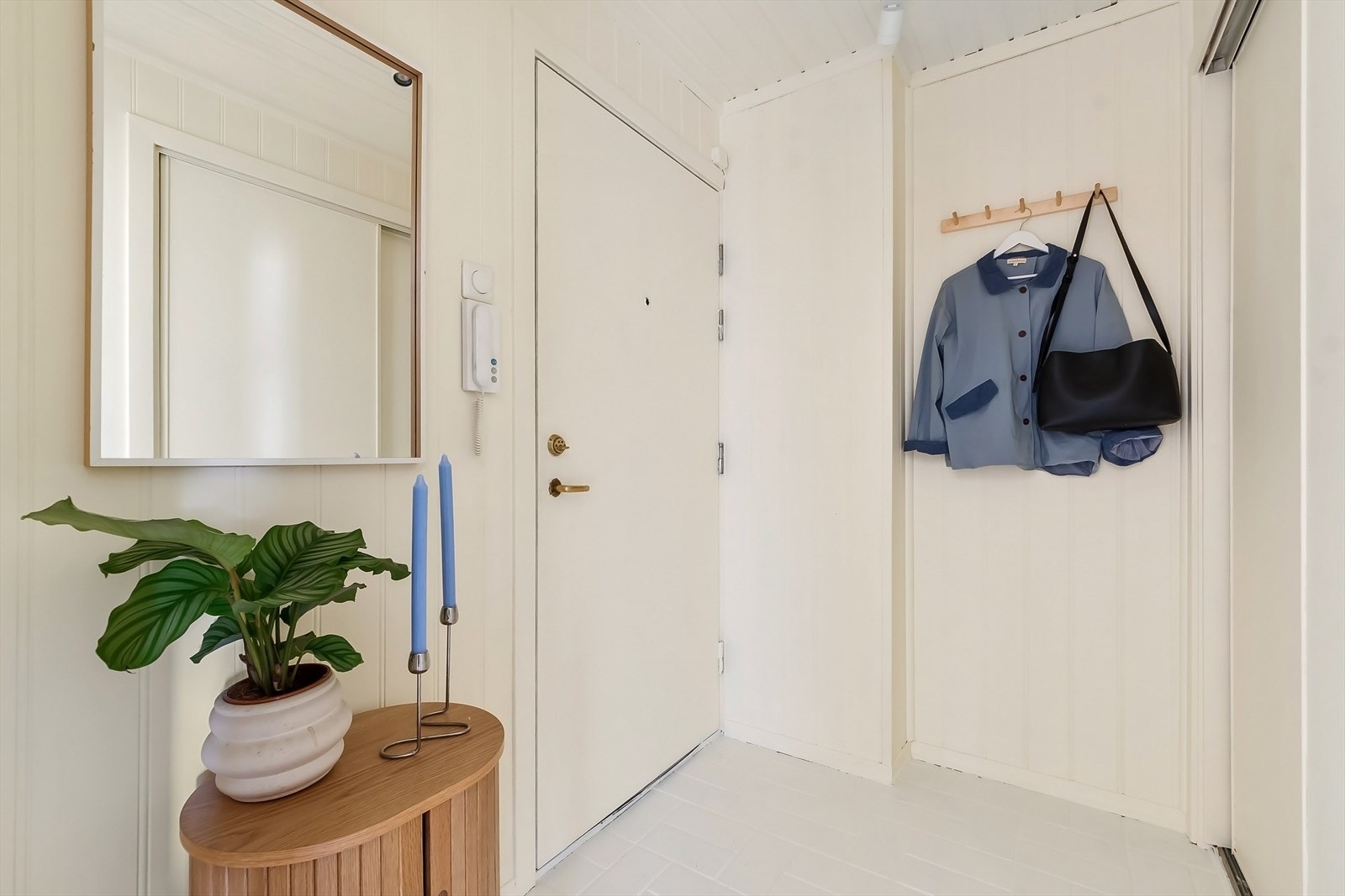 Her finner du et romslig garderobeskap, perfekt for sko, yttertøy og annet som trengs lett tilgjengelig. Galleribilde