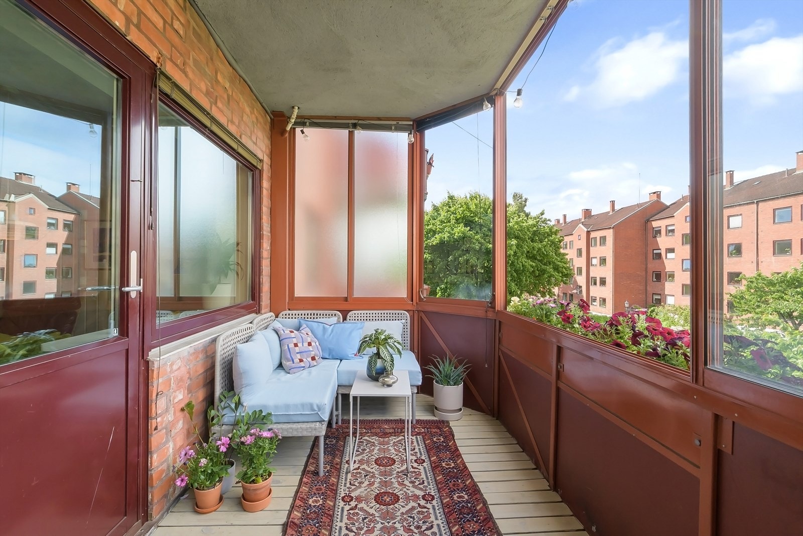 Her er det god plass til møbler og grill - utmerket for lange sommerdager. Galleribilde