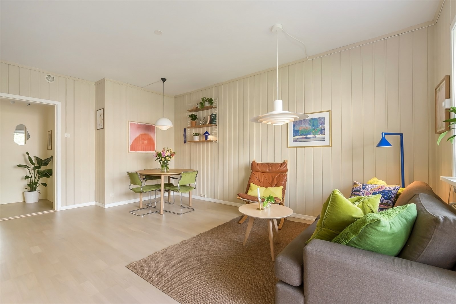 Lys og romslig stue med god plass til sofa, spisebord og øvrig møblement. Galleribilde