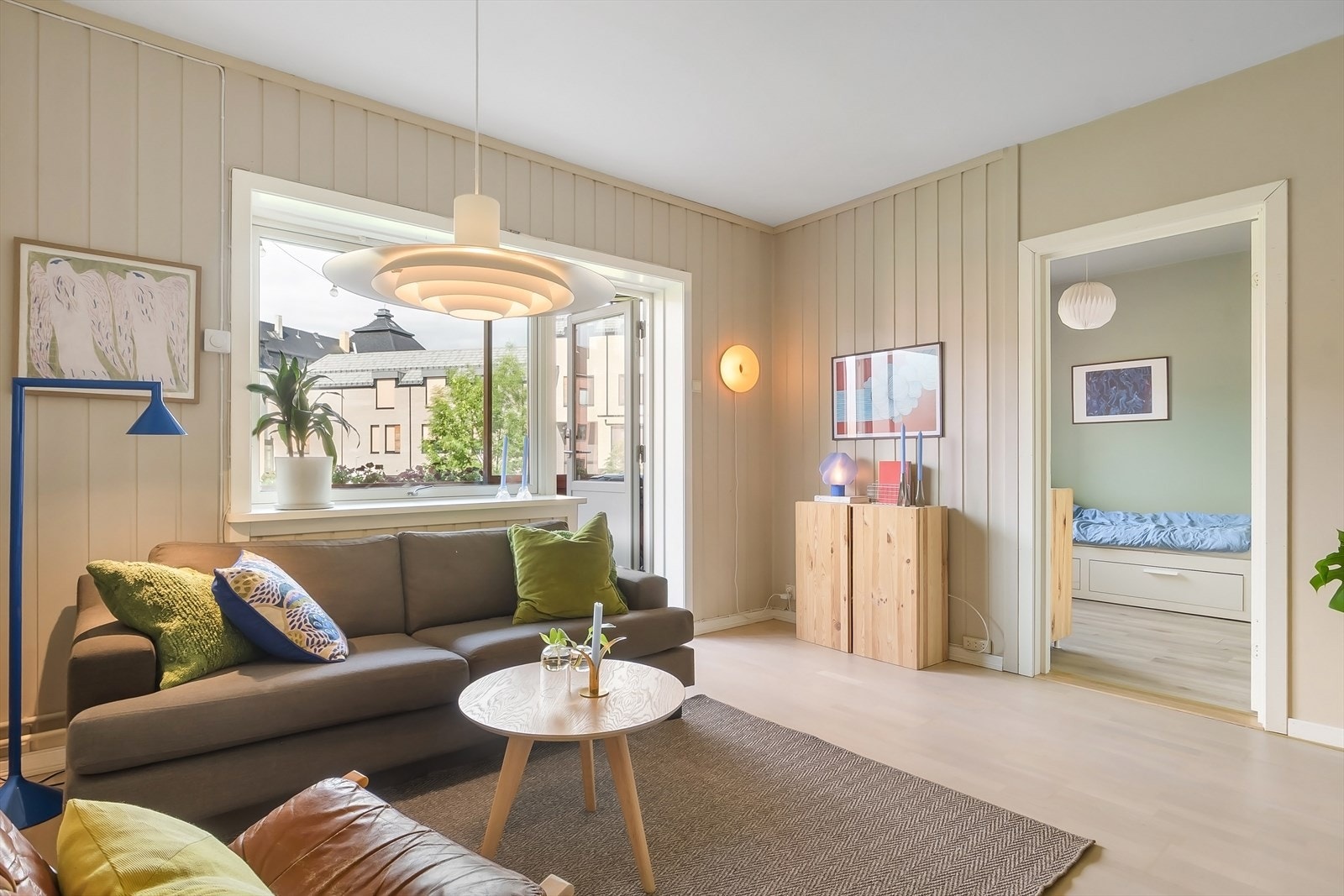 De store vindusflater gir rikelig med naturlig lys. Galleribilde