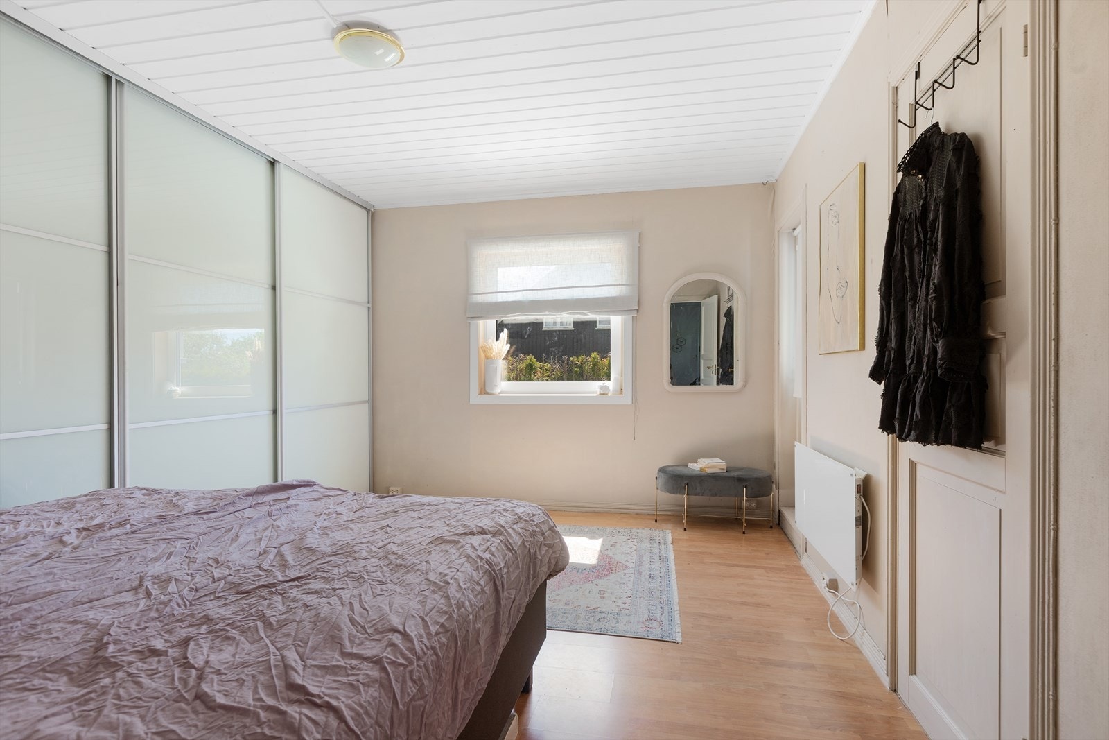 Soverom 1 med stor skyvedørsgarderobe Galleribilde
